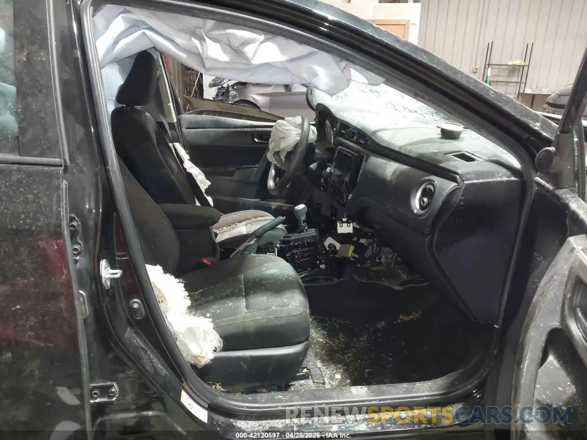 5 Photograph of a damaged car 5YFBURHE1KP940527 TOYOTA COROLLA 2019