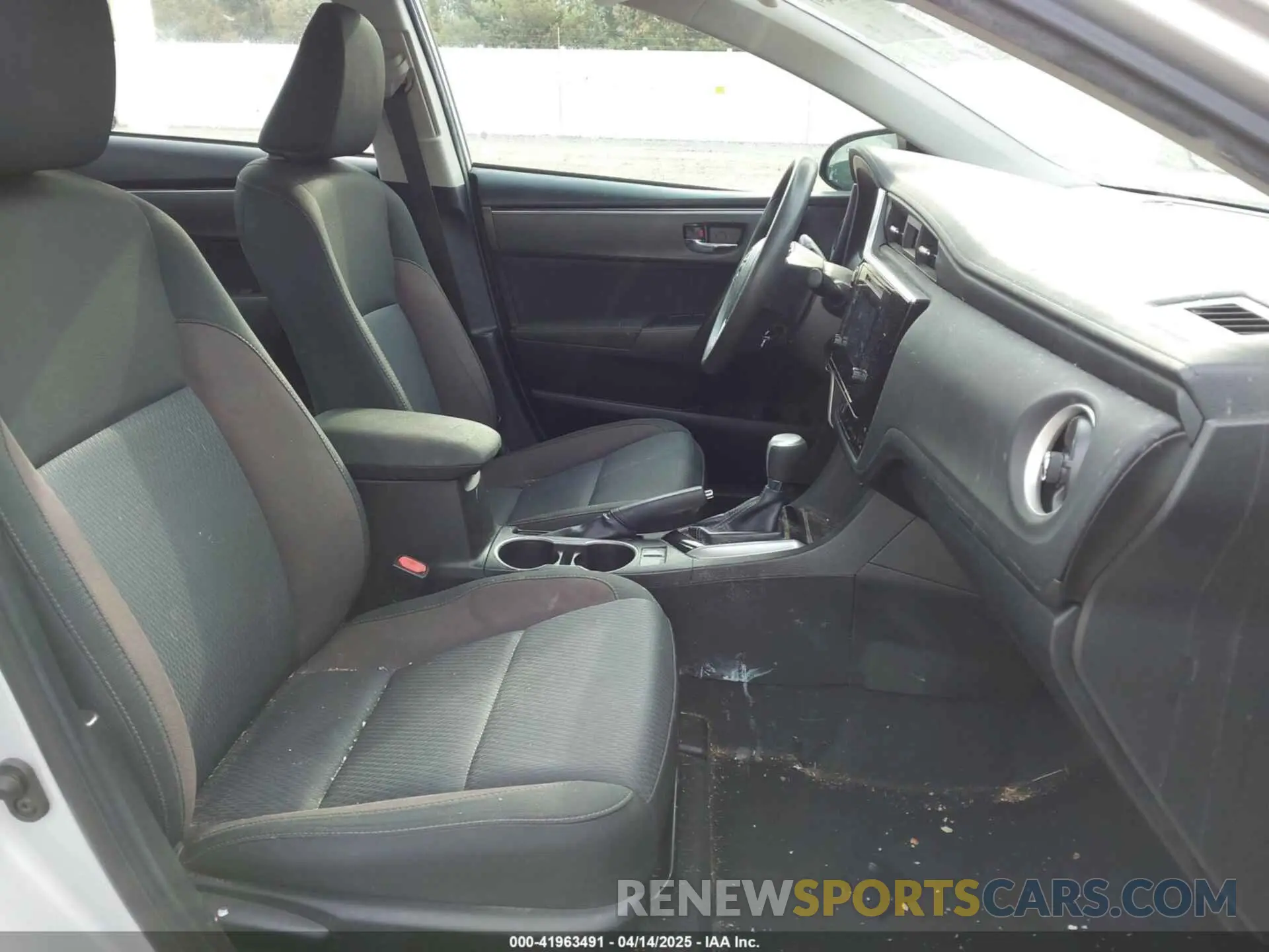 5 Photograph of a damaged car 5YFBURHE2KP934042 TOYOTA COROLLA 2019