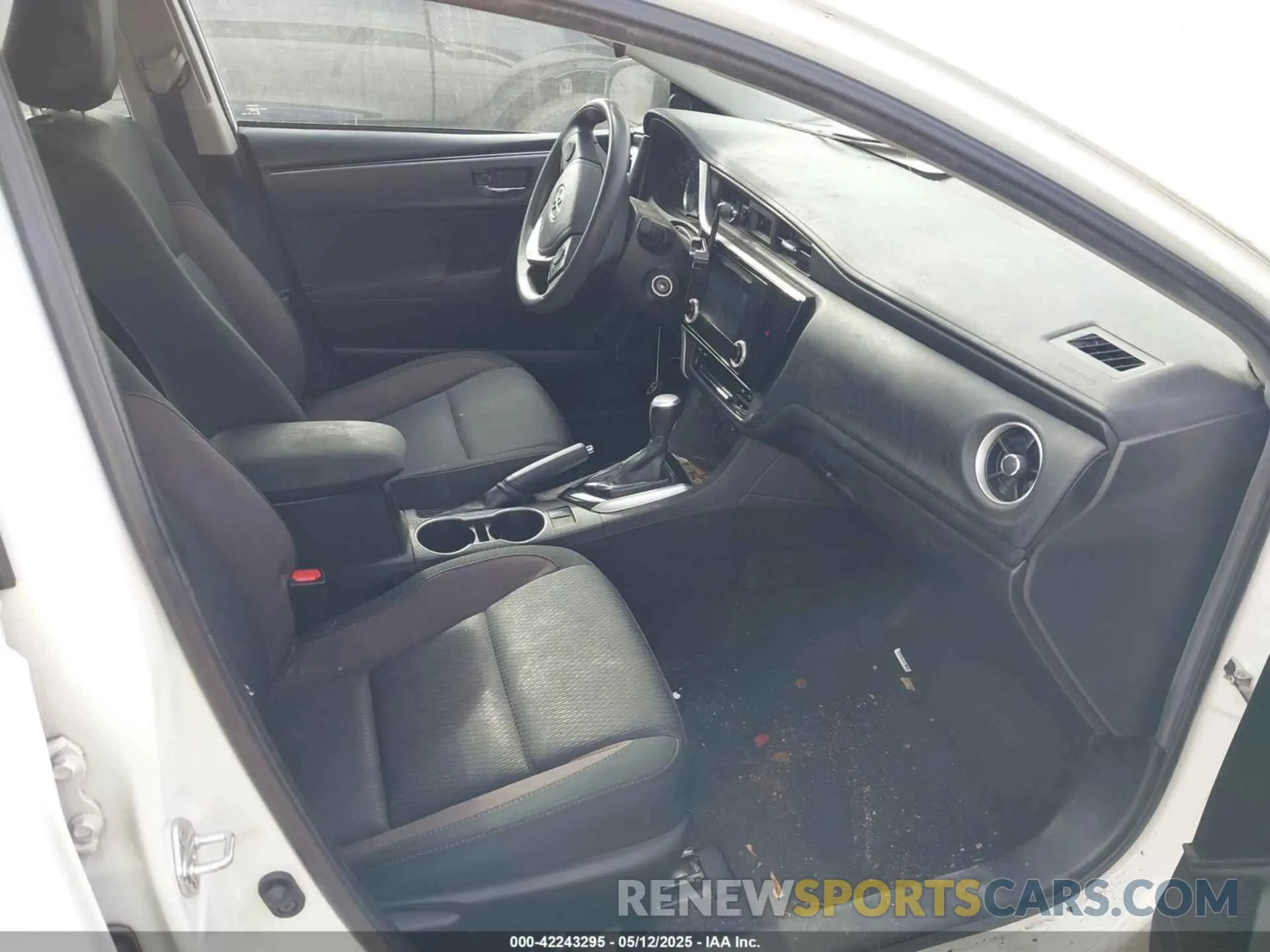 5 Photograph of a damaged car 5YFBURHE2KP935112 TOYOTA COROLLA 2019