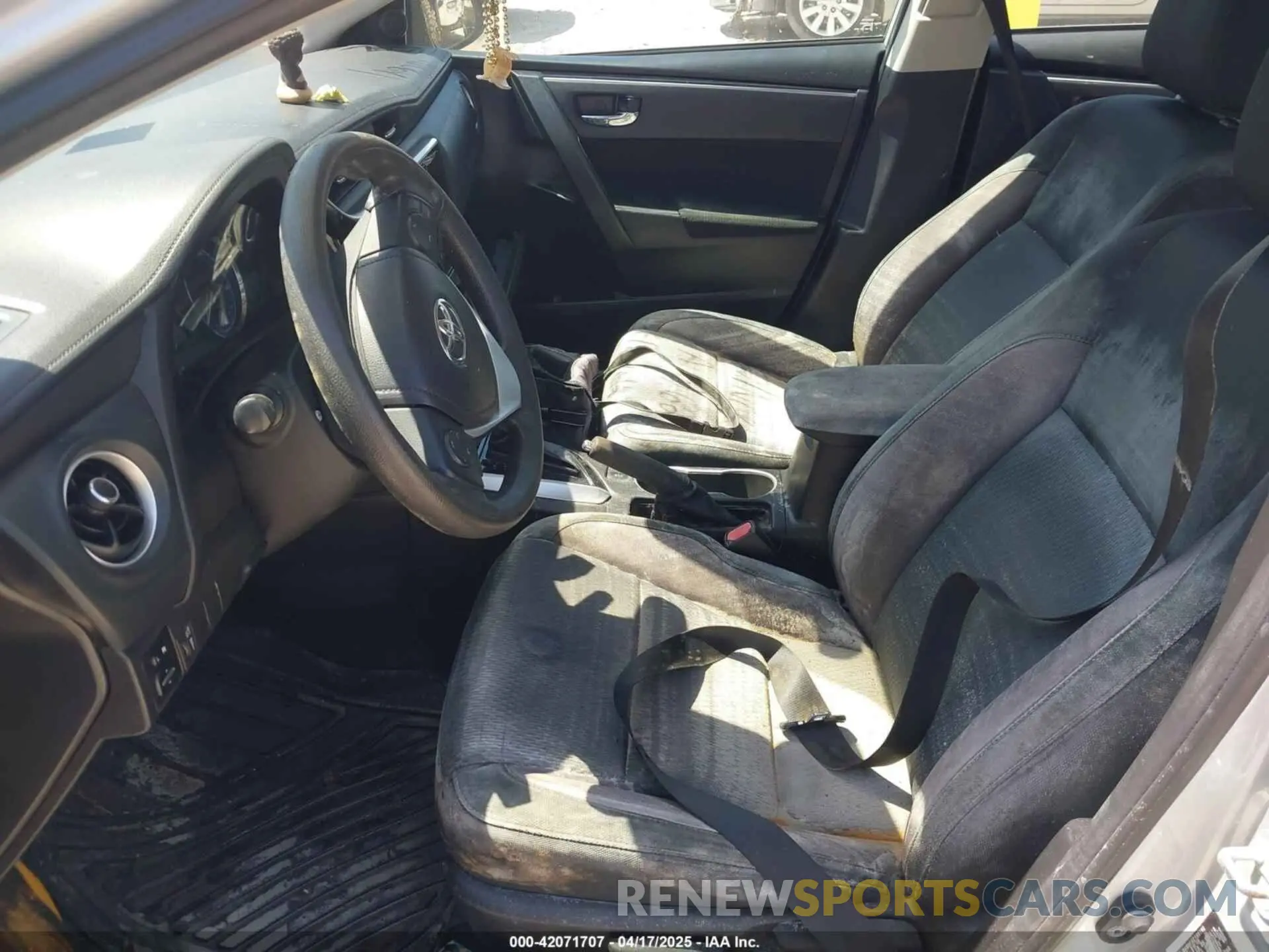 5 Photograph of a damaged car 5YFBURHE3KP941064 TOYOTA COROLLA 2019