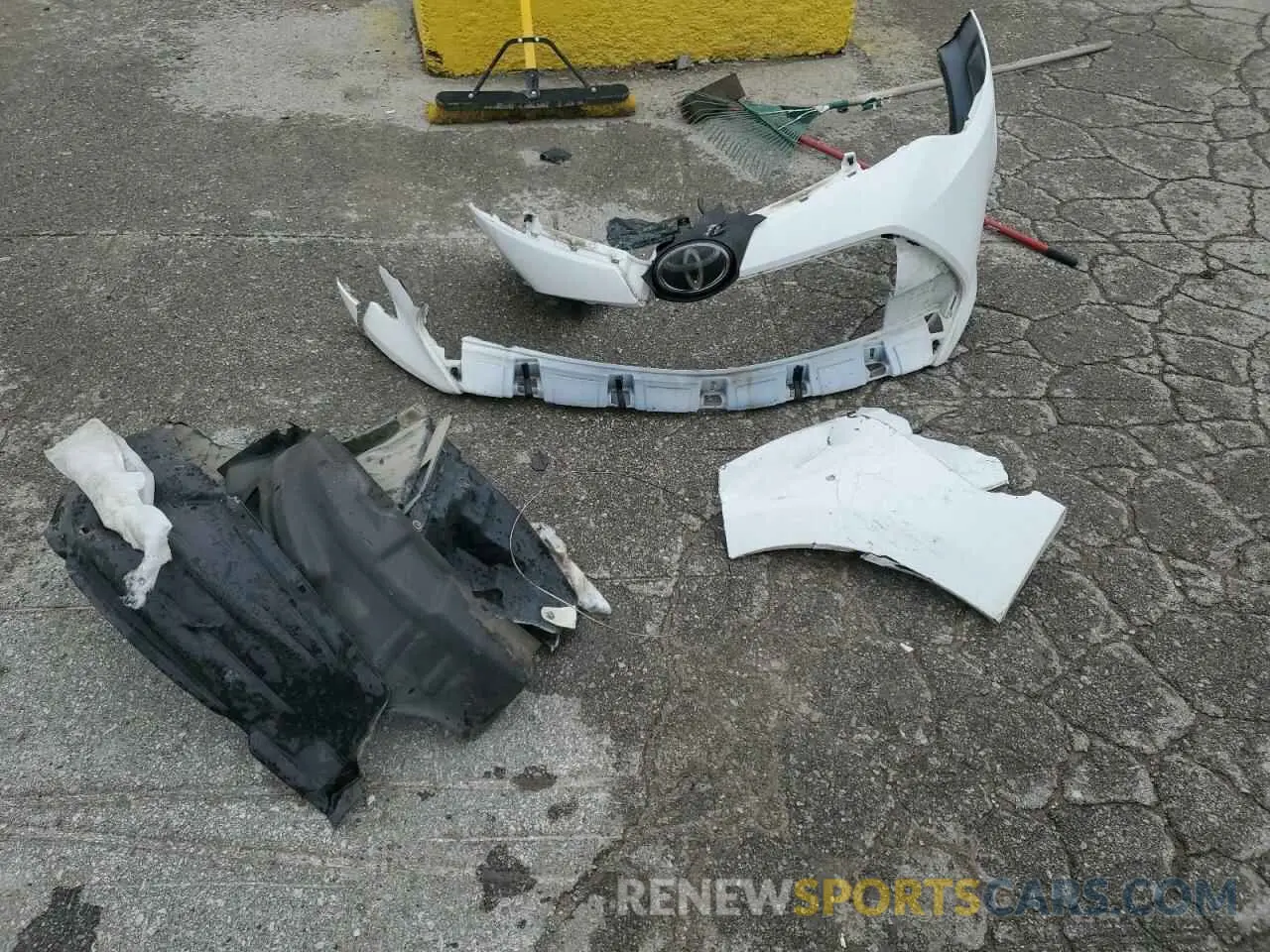 14 Photograph of a damaged car 5YFBURHE5KP863872 TOYOTA COROLLA 2019