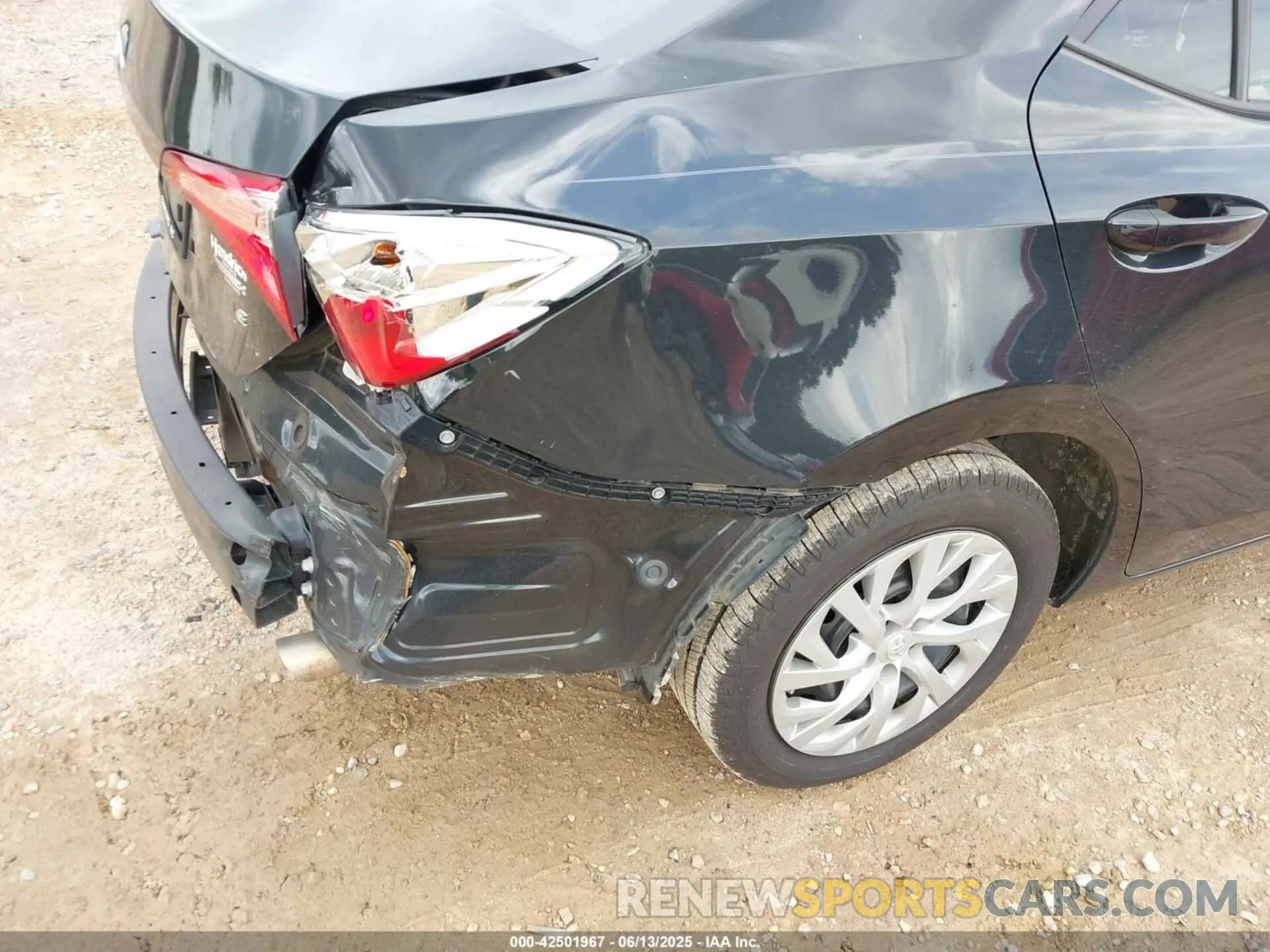 18 Photograph of a damaged car 5YFBURHE5KP899948 TOYOTA COROLLA 2019