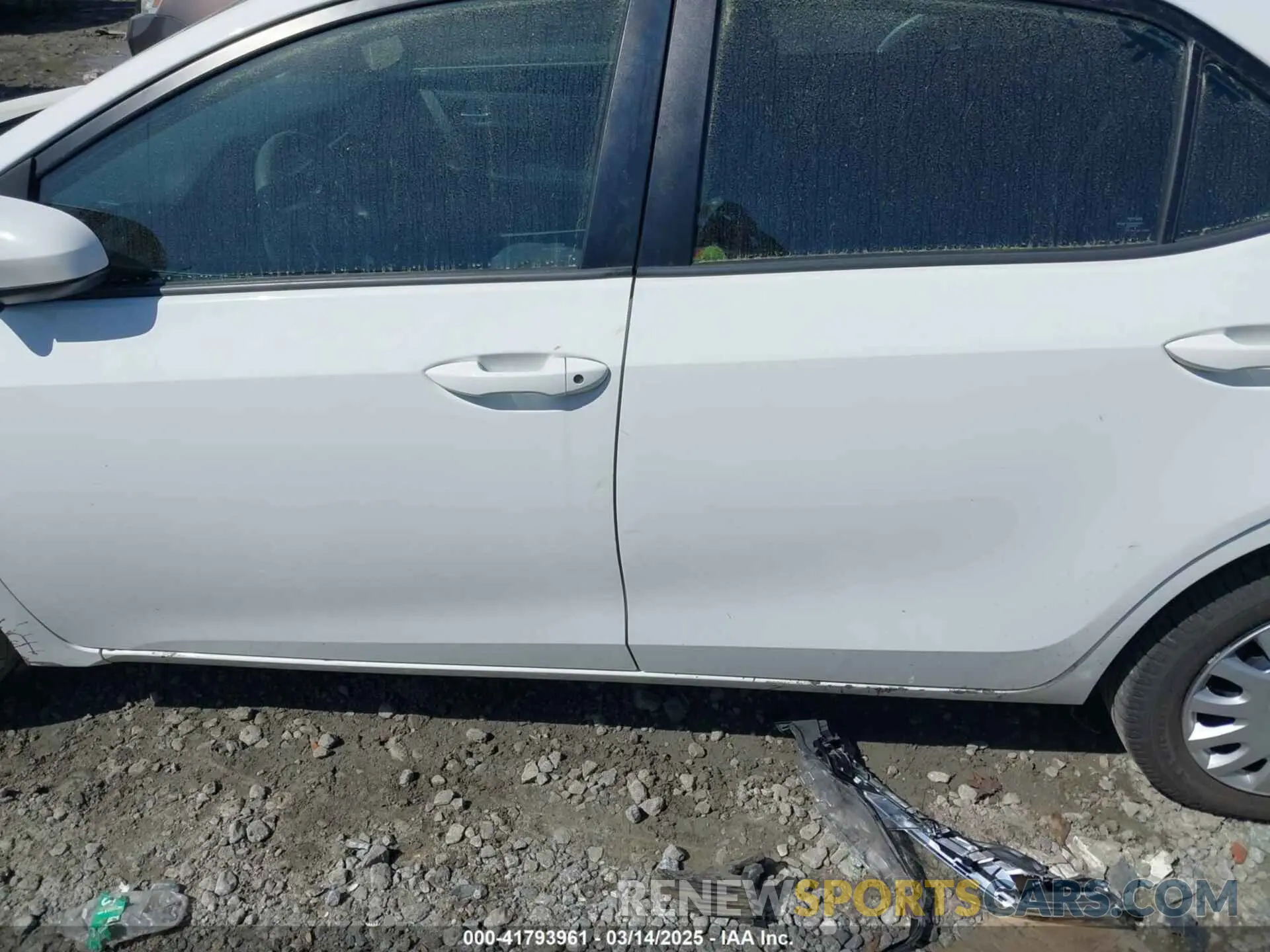 15 Photograph of a damaged car 5YFBURHE6KP867669 TOYOTA COROLLA 2019