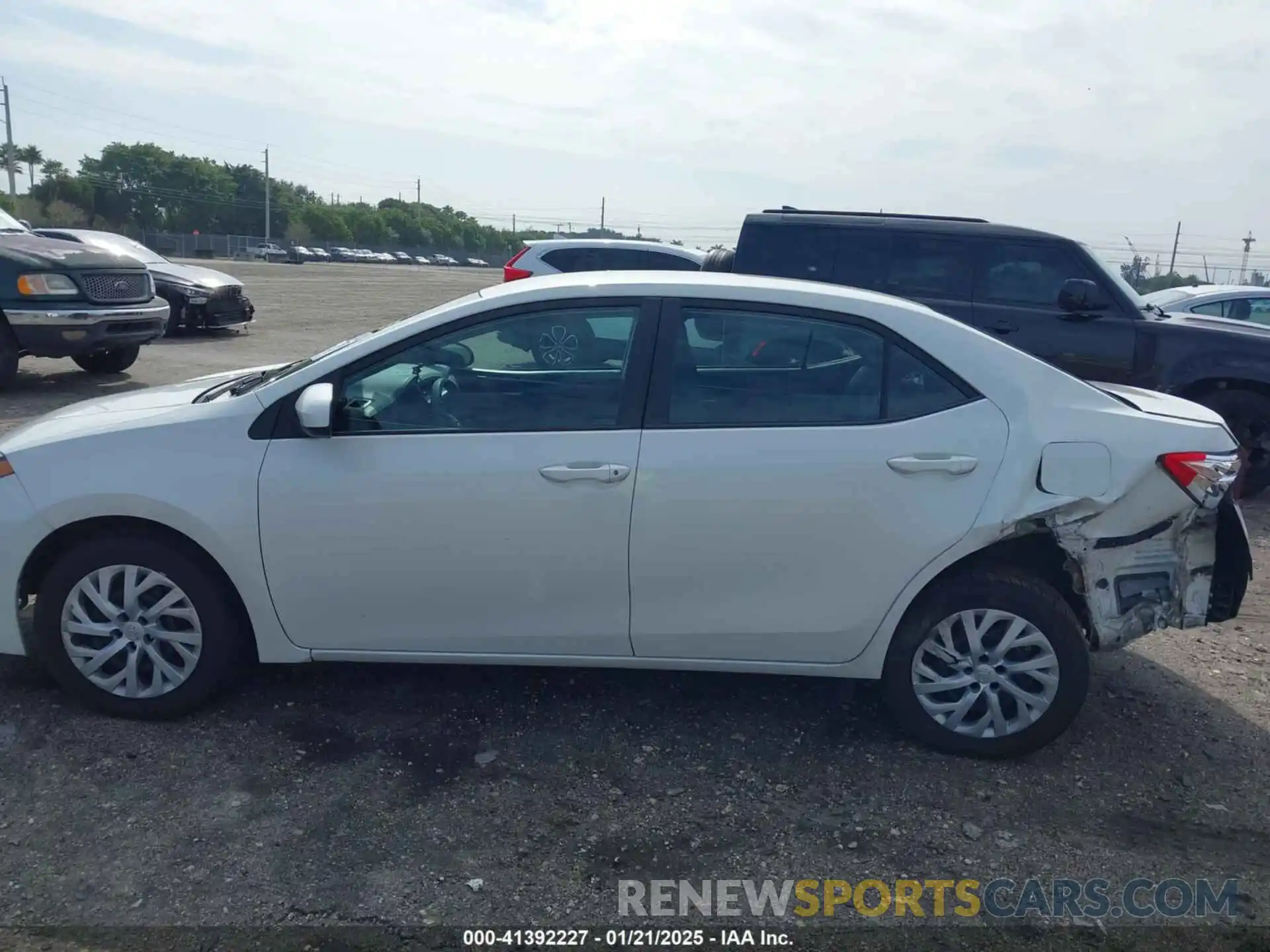 14 Photograph of a damaged car 5YFBURHE6KP925361 TOYOTA COROLLA 2019