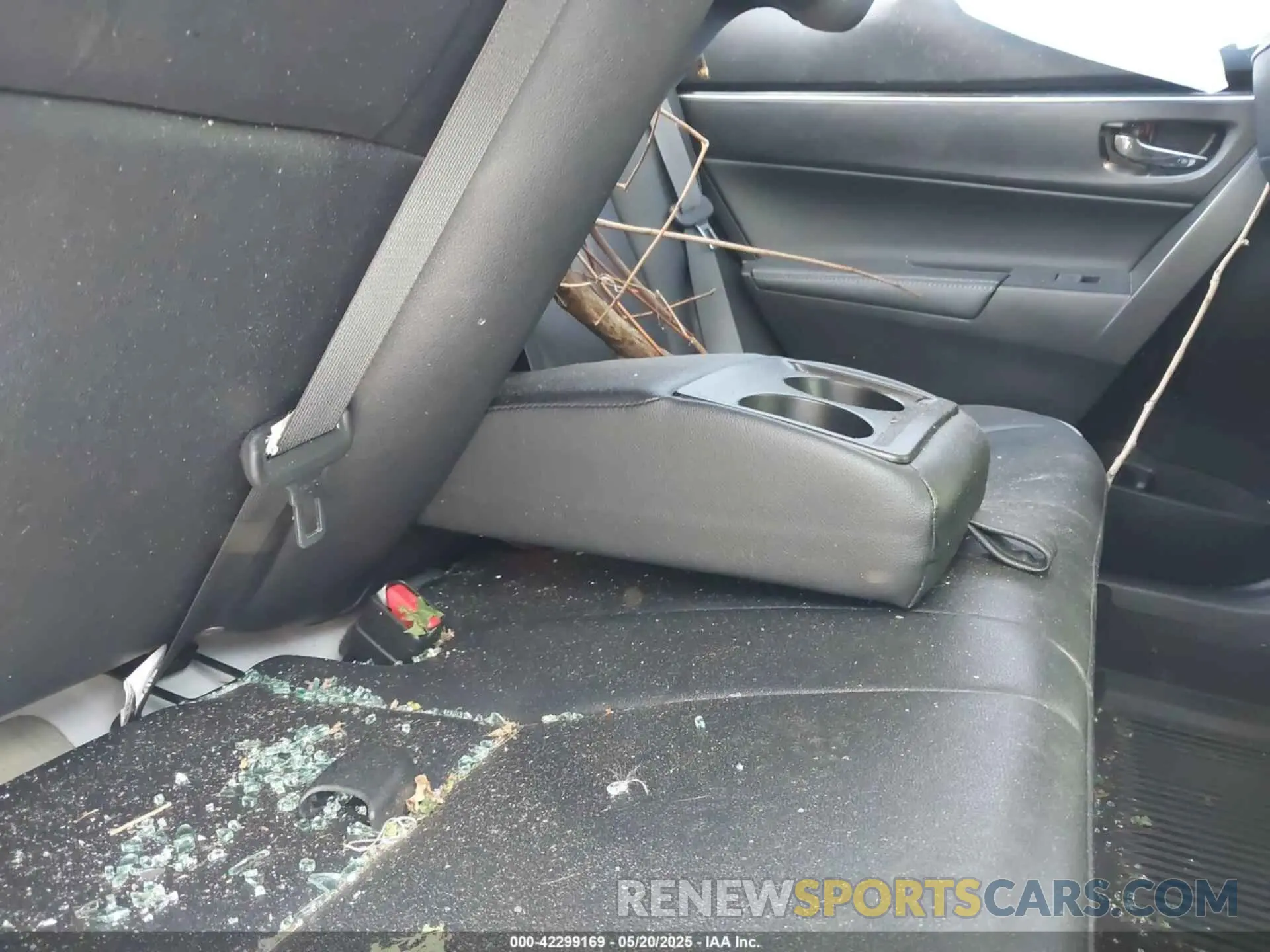 8 Photograph of a damaged car 5YFBURHE7KP904888 TOYOTA COROLLA 2019