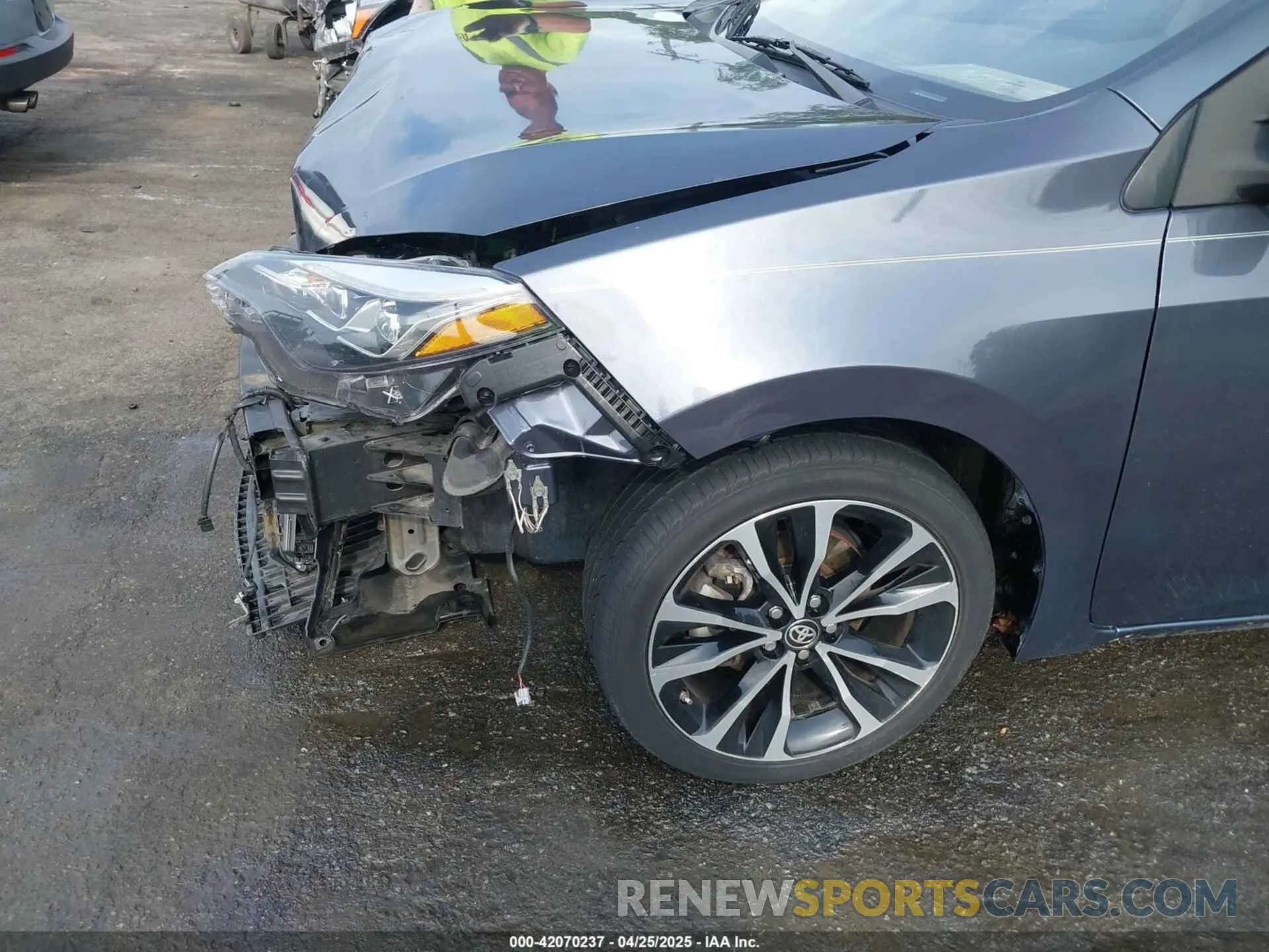 18 Photograph of a damaged car 5YFBURHE8KP864529 TOYOTA COROLLA 2019