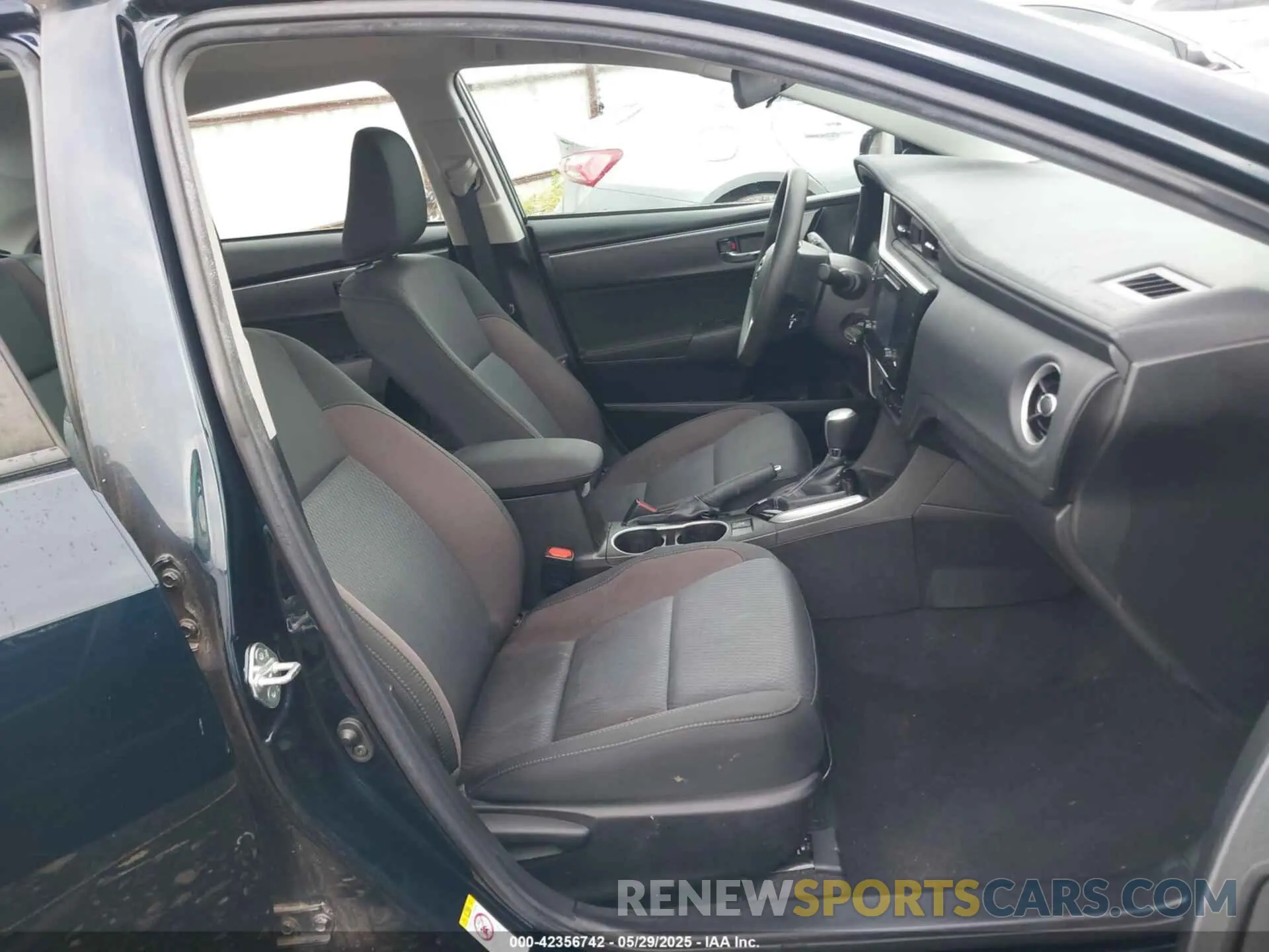 5 Photograph of a damaged car 5YFBURHE8KP901935 TOYOTA COROLLA 2019