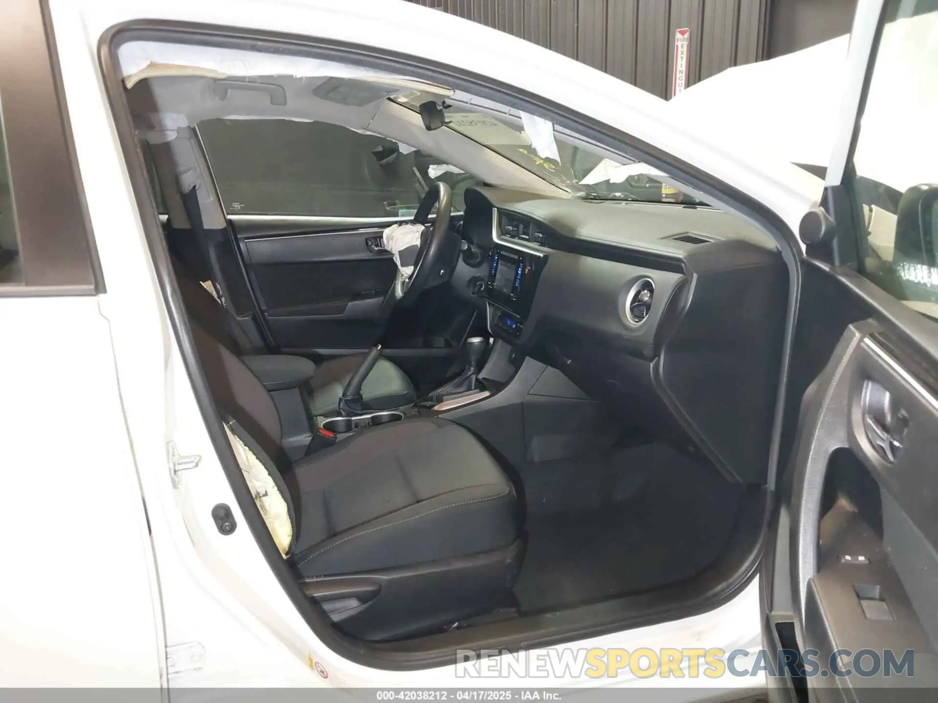 5 Photograph of a damaged car 5YFBURHE9KP871926 TOYOTA COROLLA 2019