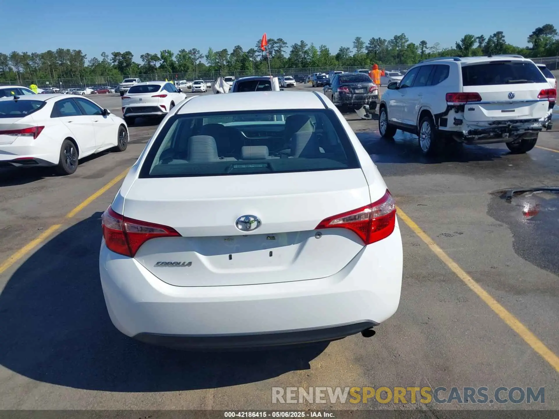 17 Photograph of a damaged car 5YFBURHE9KP886264 TOYOTA COROLLA 2019