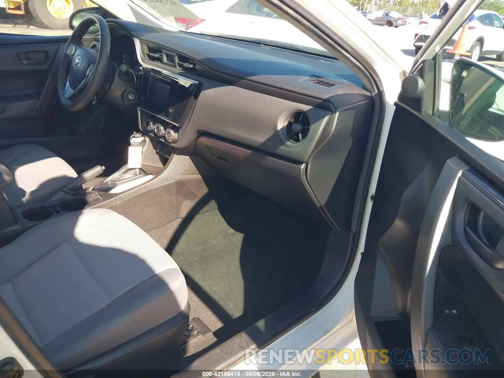 5 Photograph of a damaged car 5YFBURHE9KP886264 TOYOTA COROLLA 2019