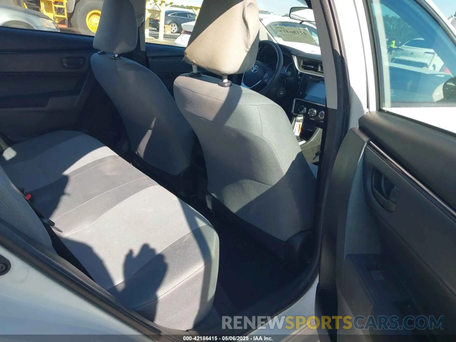 8 Photograph of a damaged car 5YFBURHE9KP886264 TOYOTA COROLLA 2019
