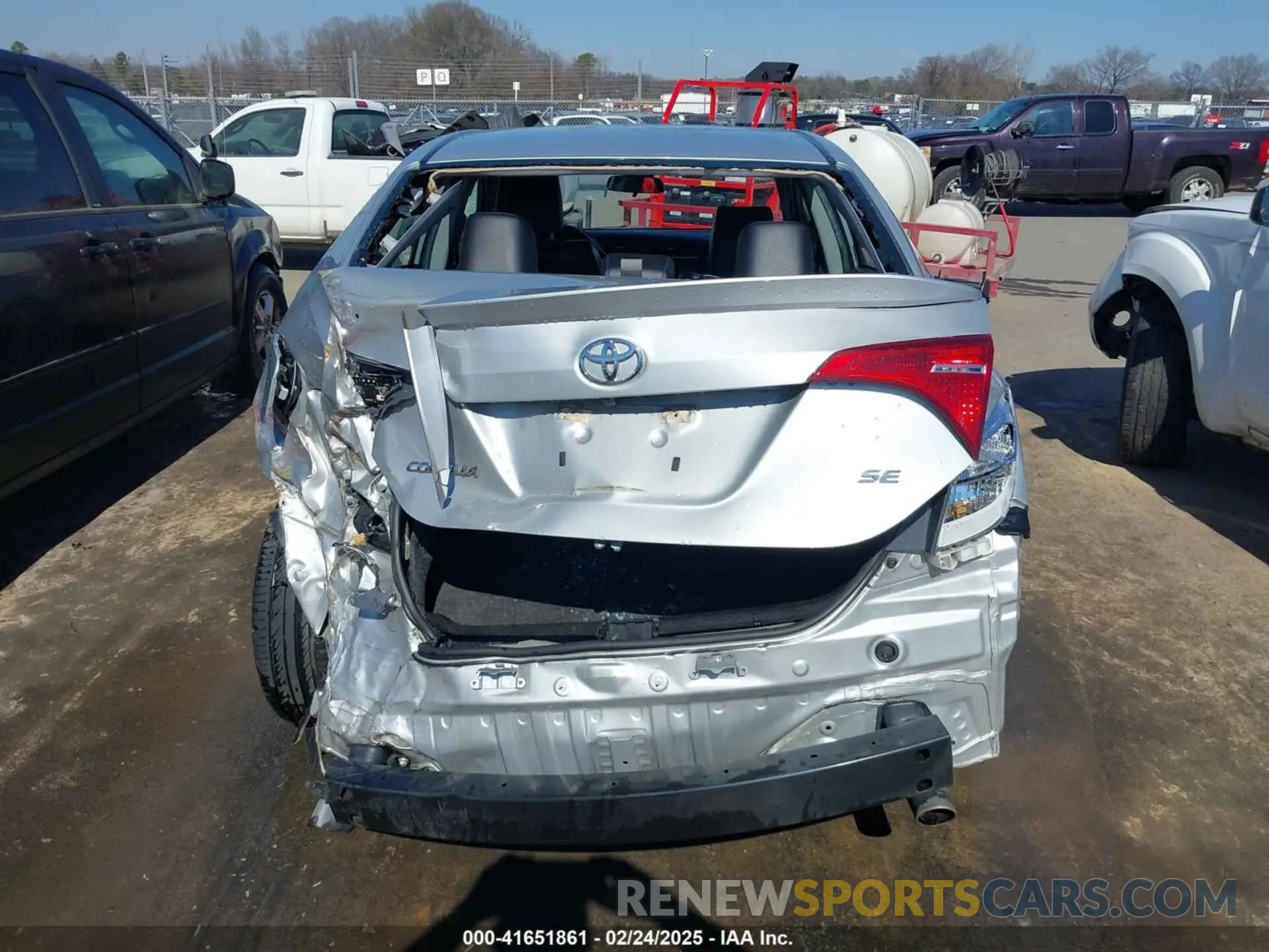 16 Photograph of a damaged car 5YFBURHEXKP866279 TOYOTA COROLLA 2019