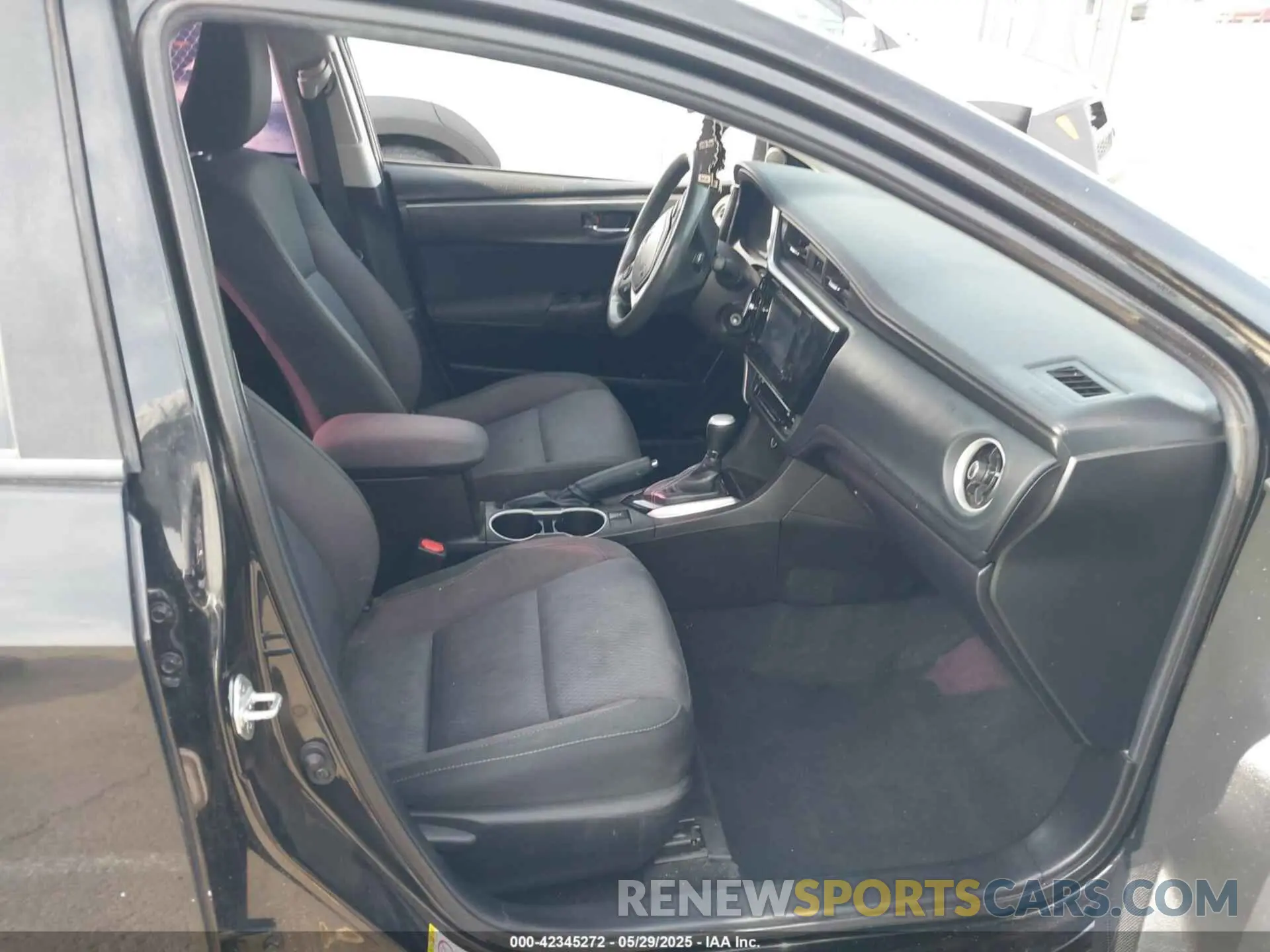5 Photograph of a damaged car 5YFBURHEXKP870803 TOYOTA COROLLA 2019
