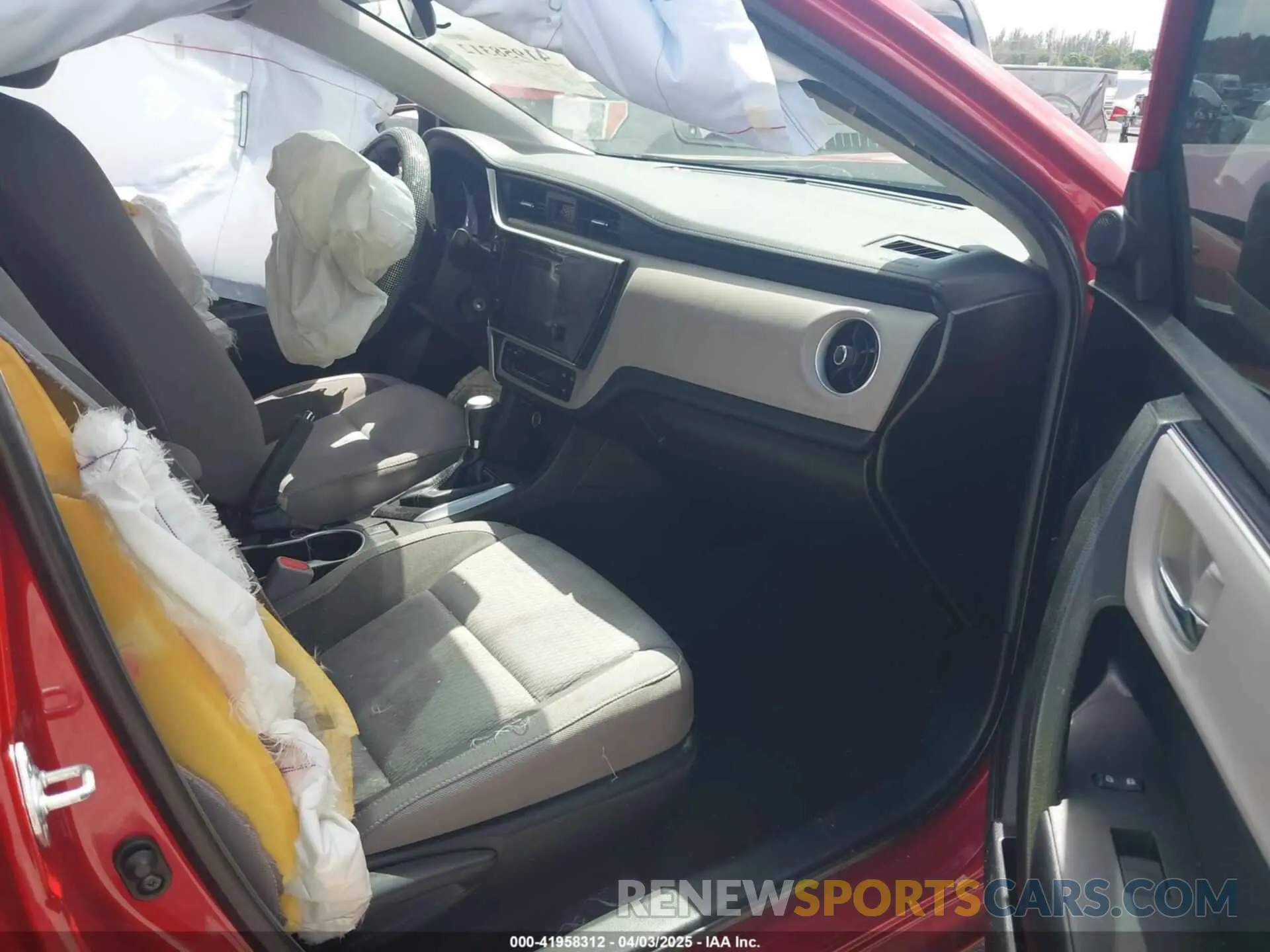 5 Photograph of a damaged car 5YFBURHEXKP875855 TOYOTA COROLLA 2019