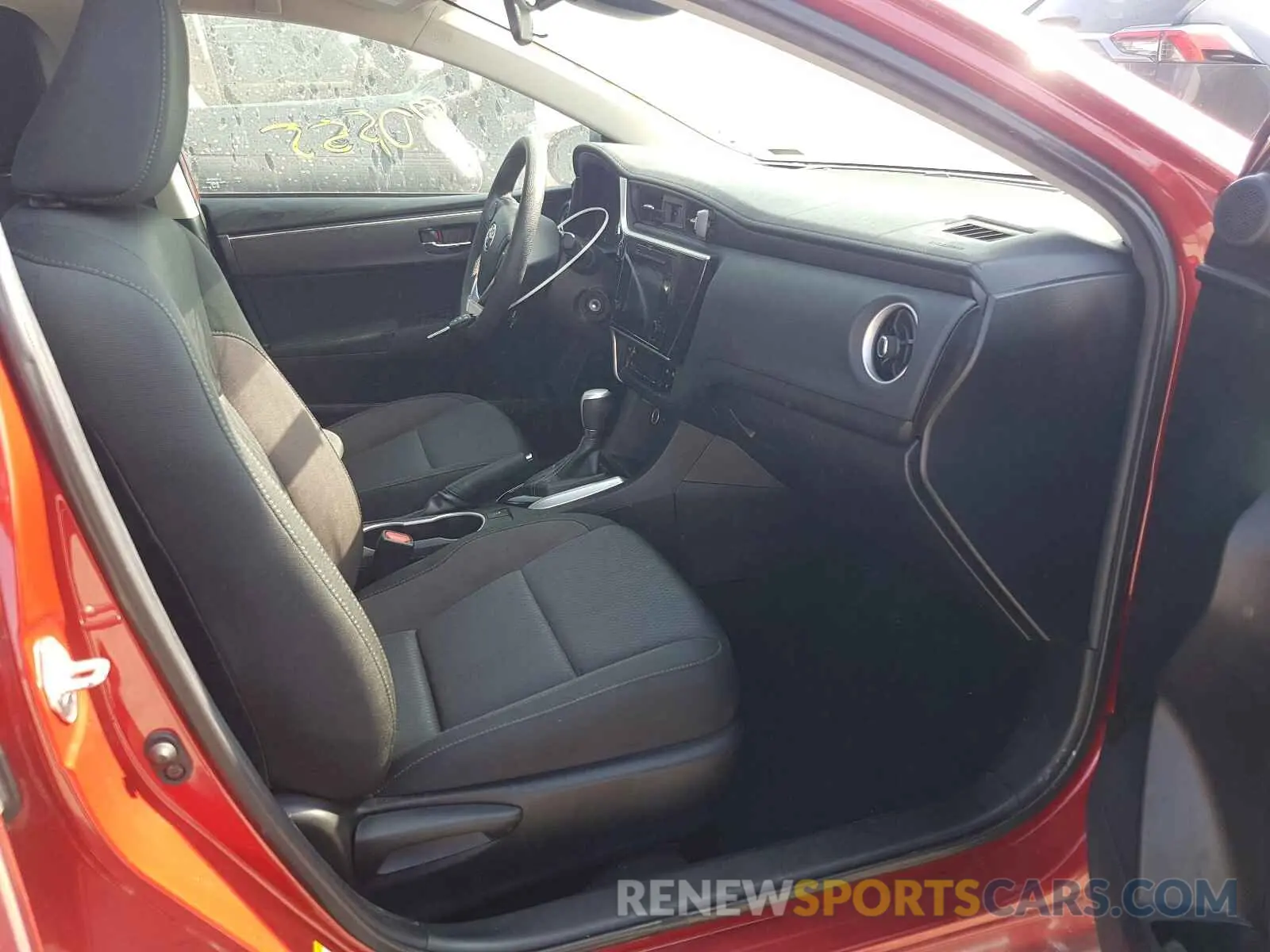 5 Photograph of a damaged car 5YFBURHEXKP885432 TOYOTA COROLLA 2019