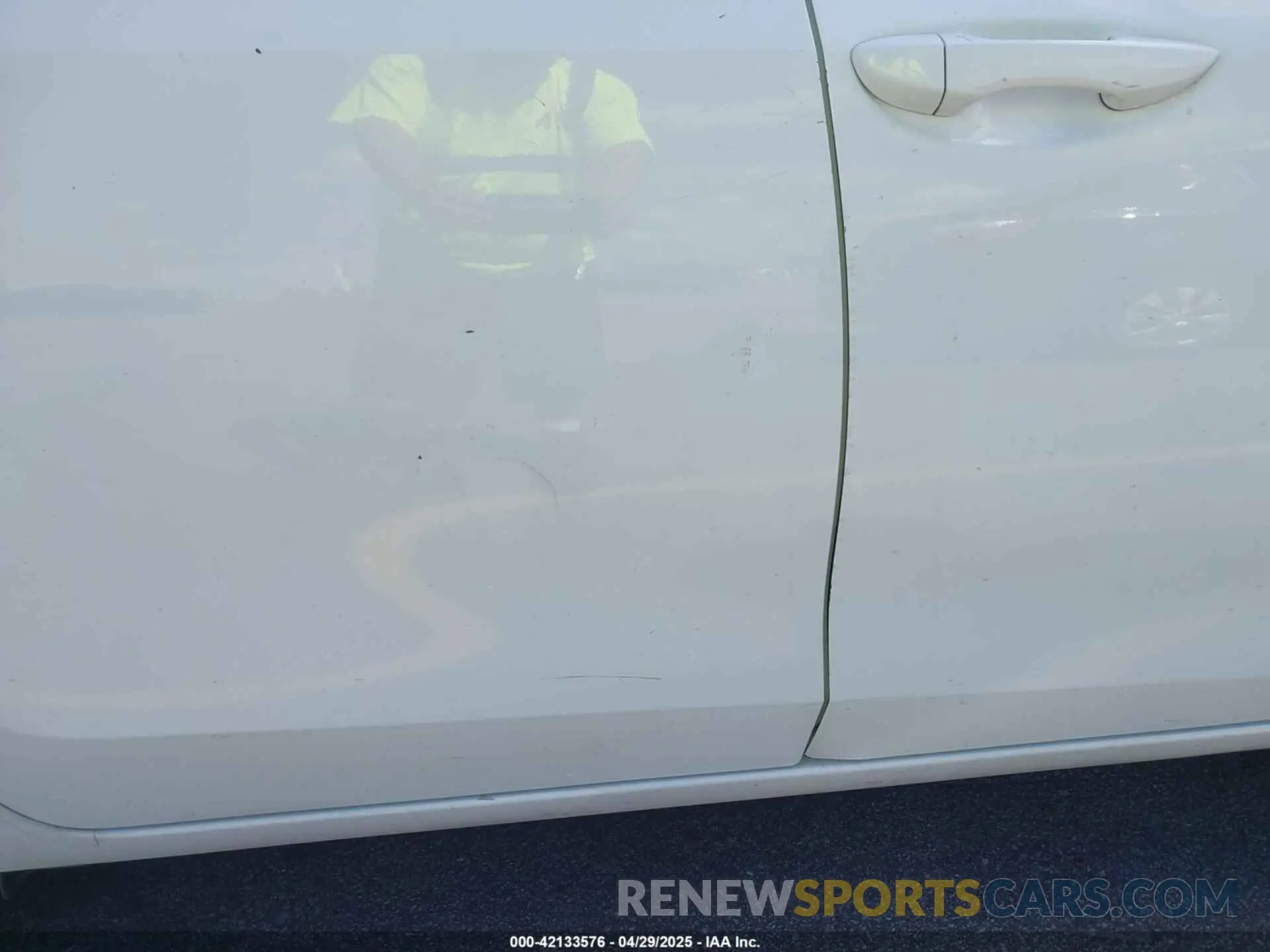 18 Photograph of a damaged car 5YFBURHEXKP887648 TOYOTA COROLLA 2019
