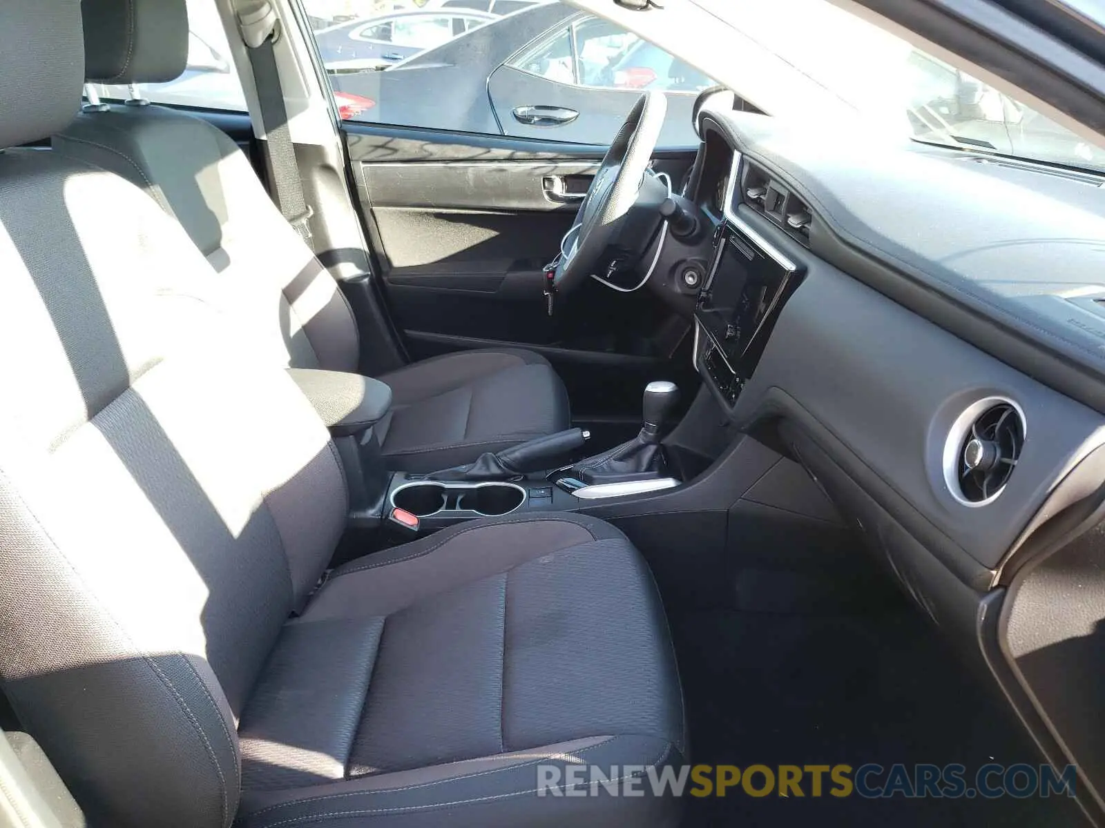 5 Photograph of a damaged car 5YFBURHEXKP932670 TOYOTA COROLLA 2019