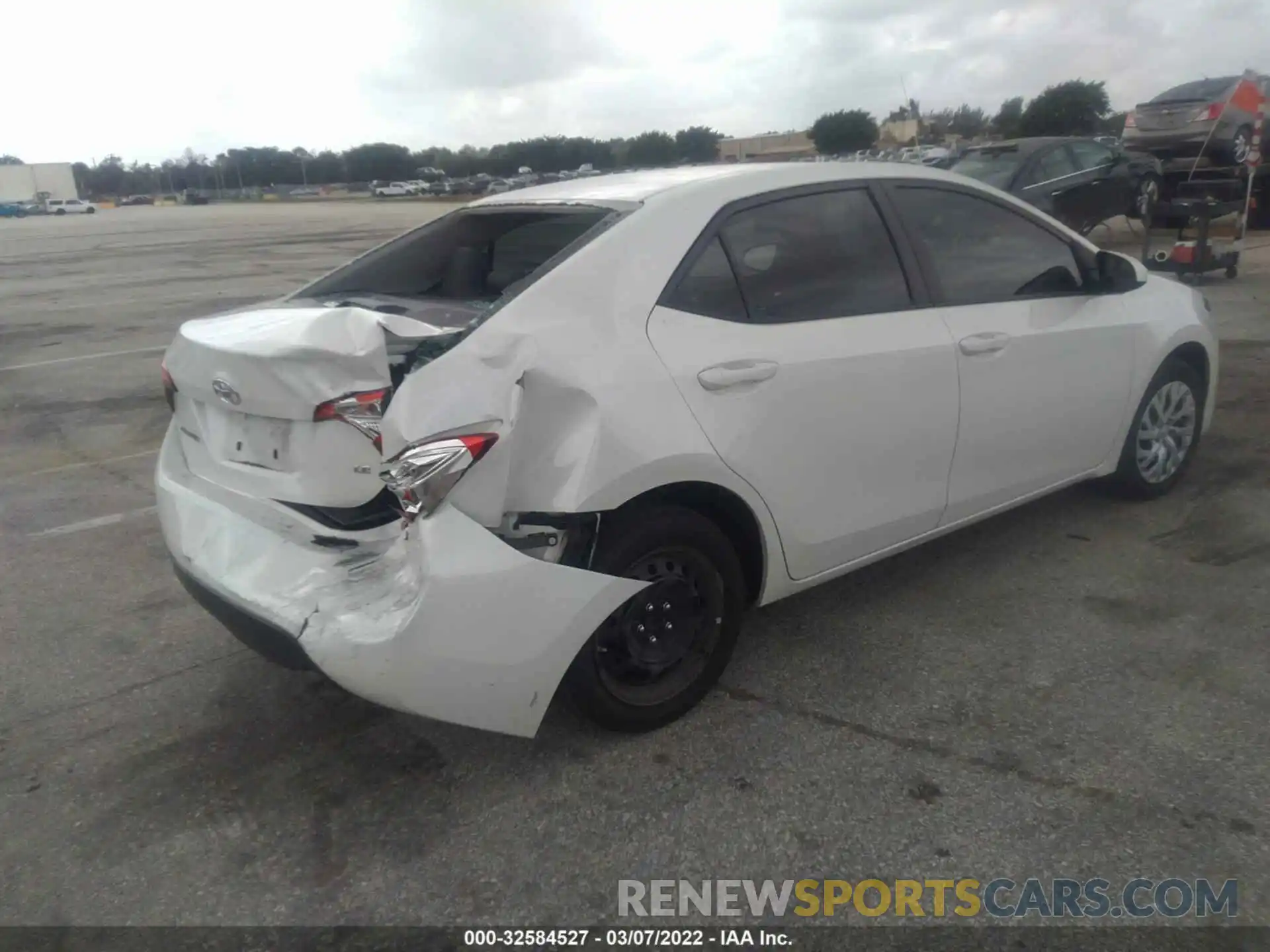 4 Photograph of a damaged car 5YFBURHEXKP938629 TOYOTA COROLLA 2019