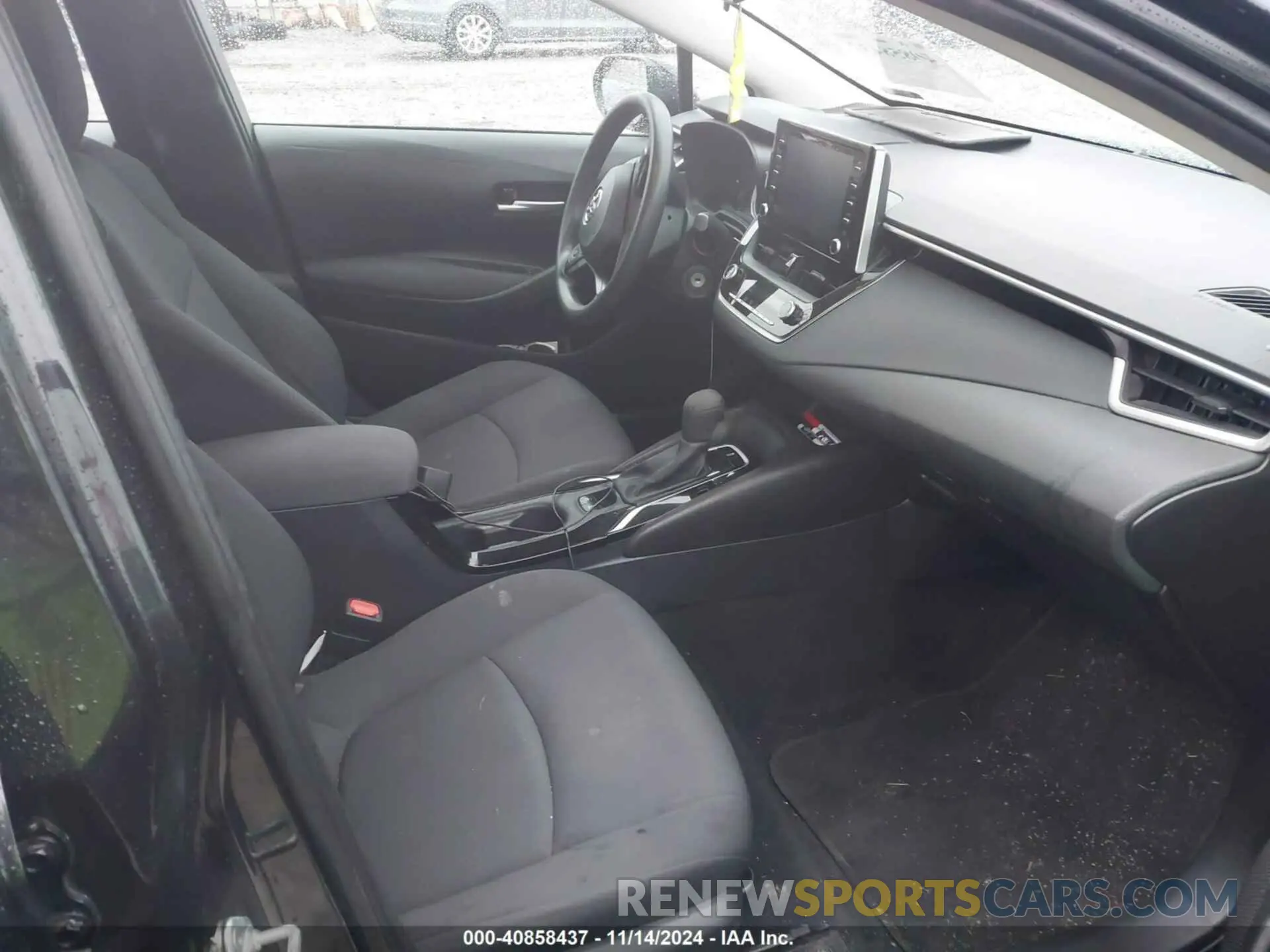 5 Photograph of a damaged car 5YFEPRAE0LP077137 TOYOTA COROLLA 2020
