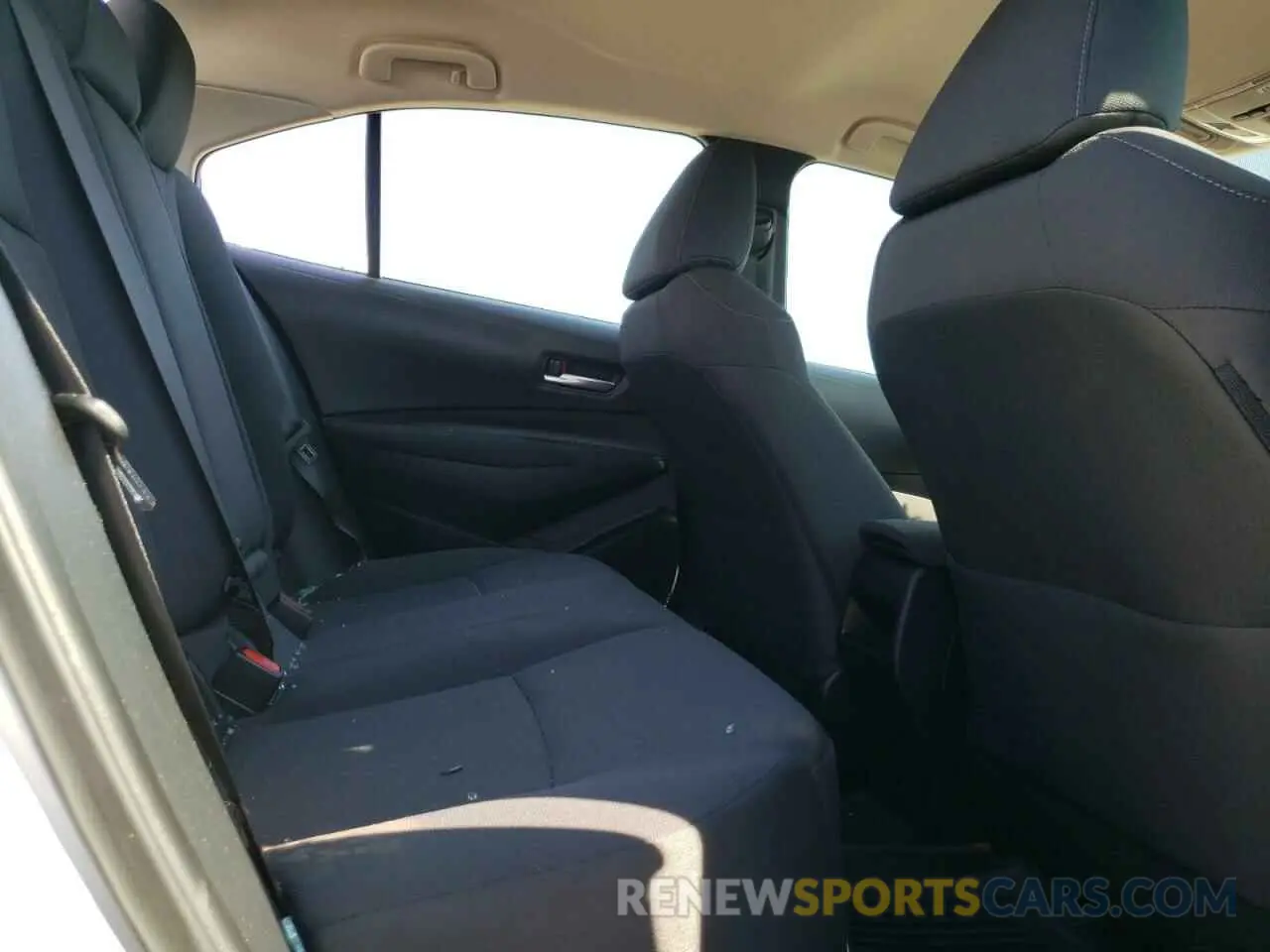6 Photograph of a damaged car 5YFEPRAE0LP105003 TOYOTA COROLLA 2020