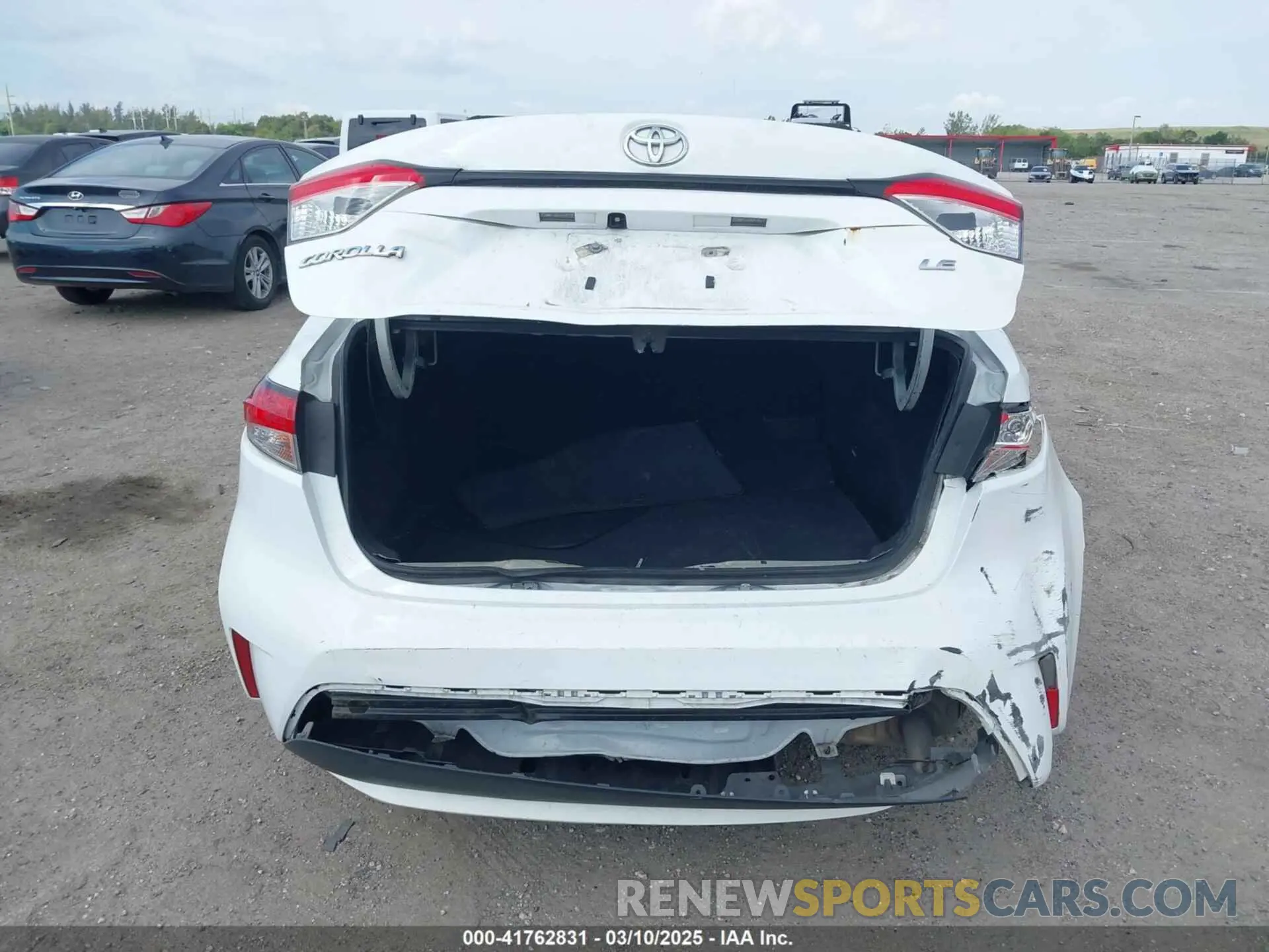 17 Photograph of a damaged car 5YFEPRAE1LP117970 TOYOTA COROLLA 2020