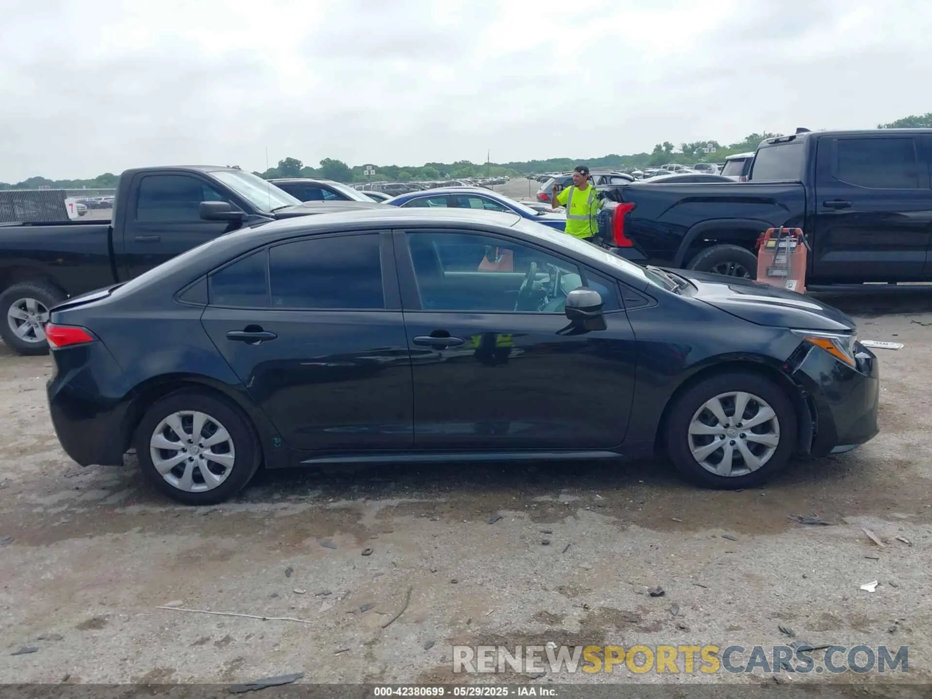 13 Photograph of a damaged car 5YFEPRAE1LP118651 TOYOTA COROLLA 2020