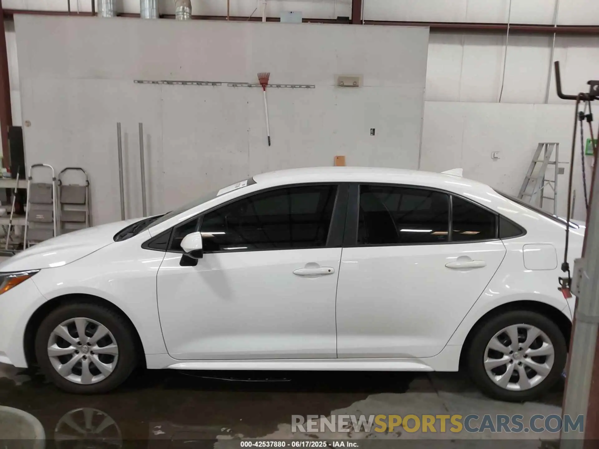 14 Photograph of a damaged car 5YFEPRAE2LP006375 TOYOTA COROLLA 2020