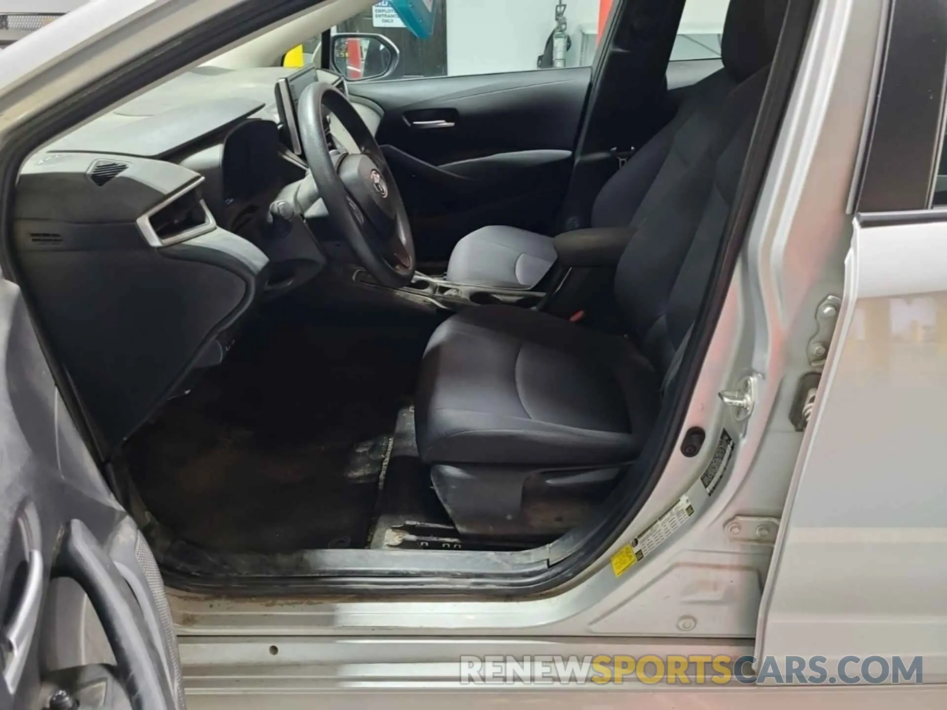 17 Photograph of a damaged car 5YFEPRAE3LP091257 TOYOTA COROLLA 2020