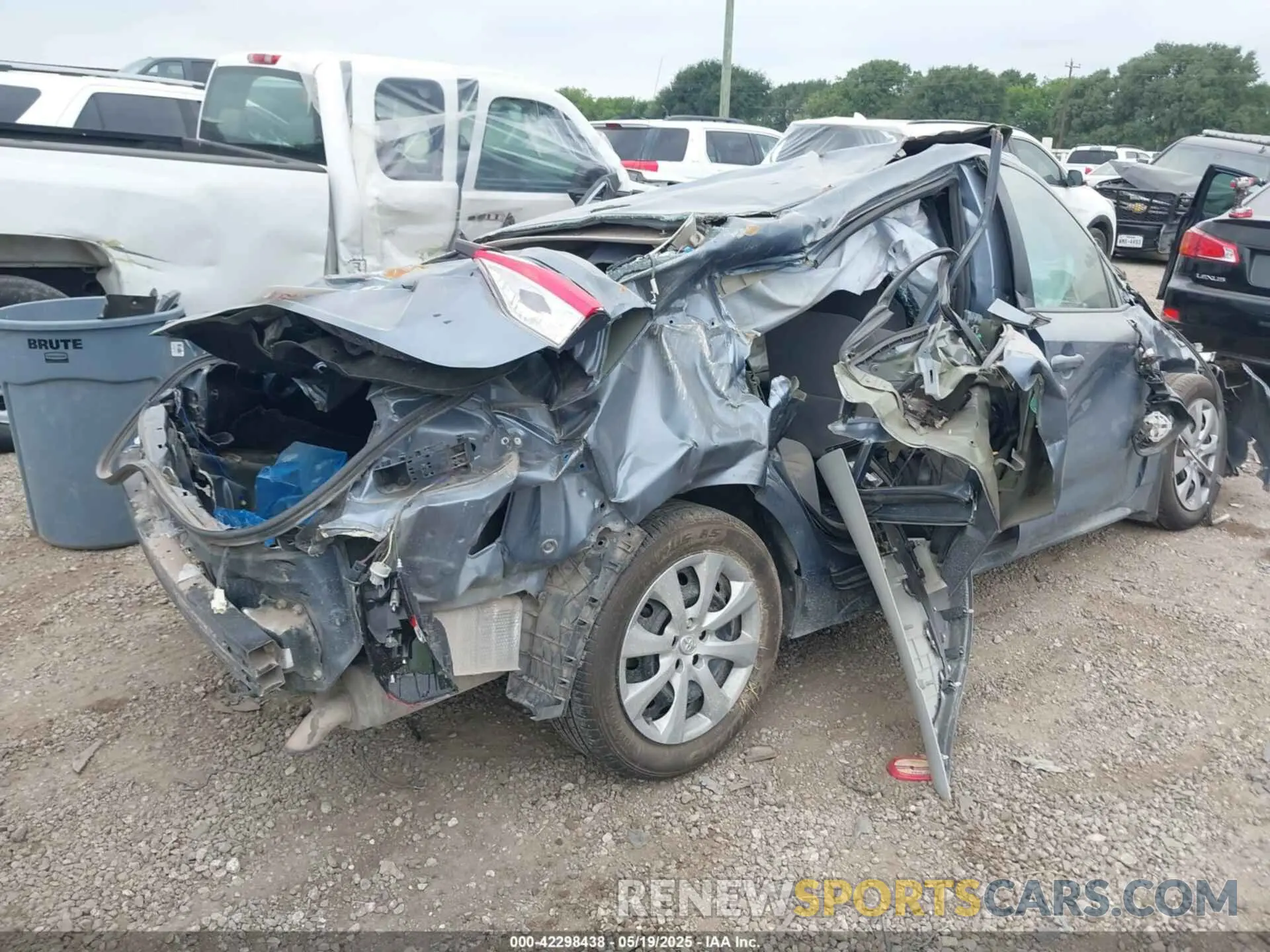 4 Photograph of a damaged car 5YFEPRAE3LP107621 TOYOTA COROLLA 2020