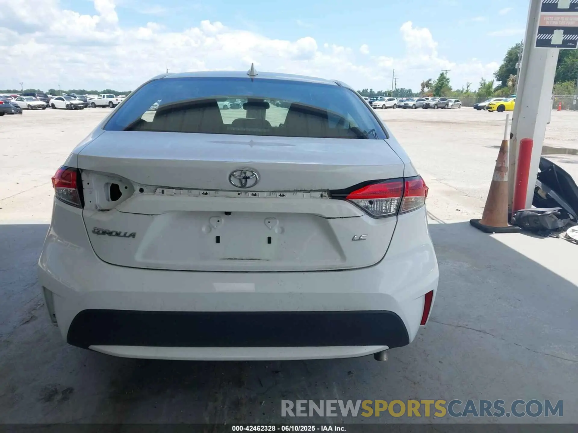 17 Photograph of a damaged car 5YFEPRAE5LP074282 TOYOTA COROLLA 2020