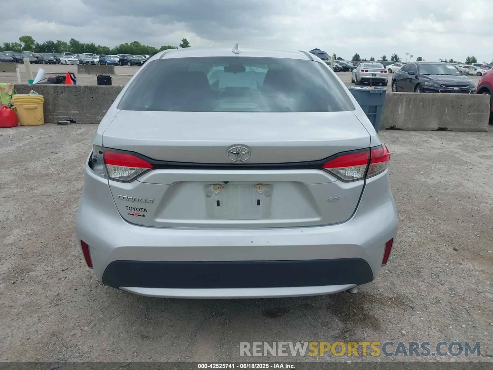 17 Photograph of a damaged car 5YFEPRAE5LP112738 TOYOTA COROLLA 2020