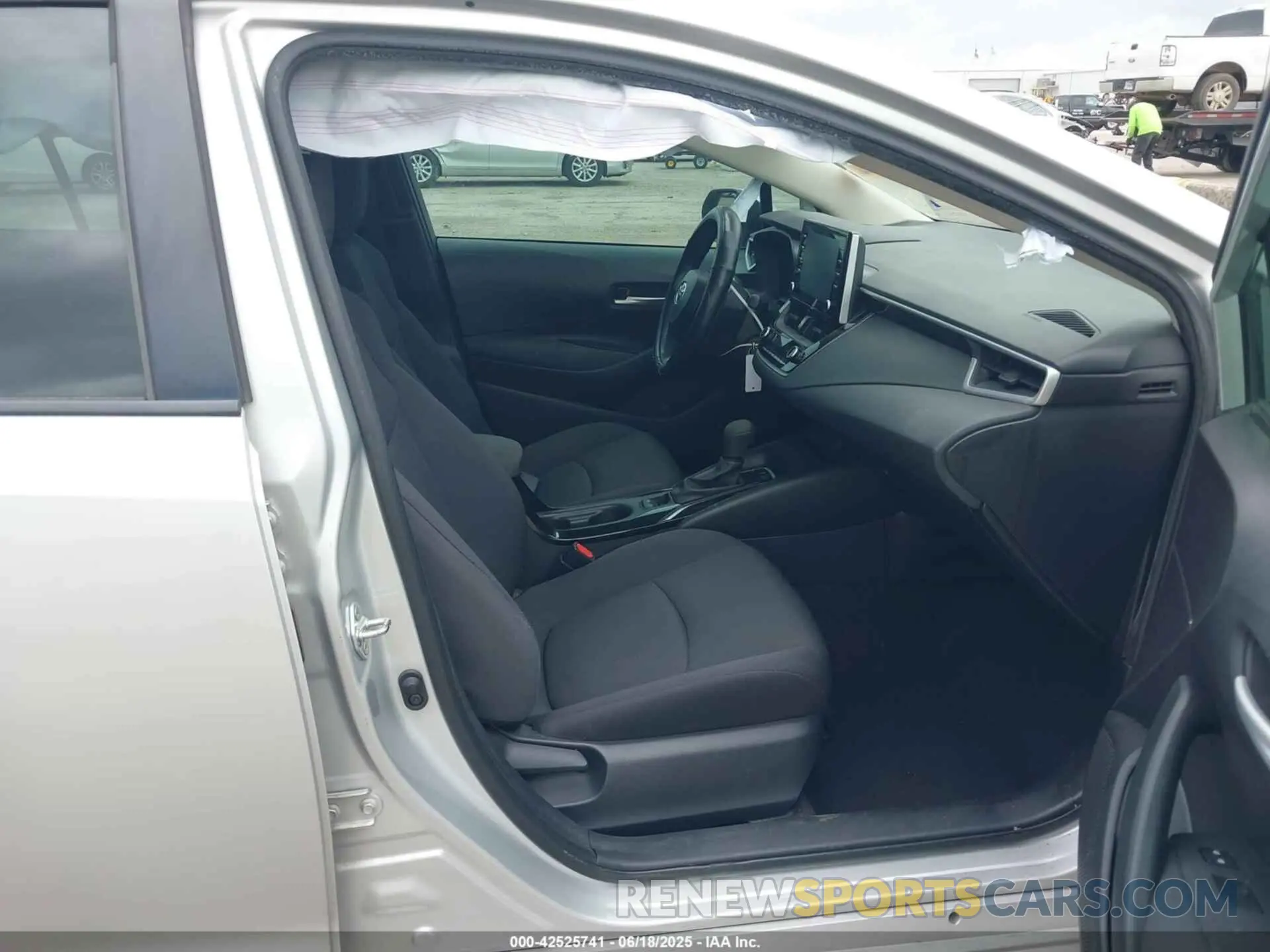 5 Photograph of a damaged car 5YFEPRAE5LP112738 TOYOTA COROLLA 2020