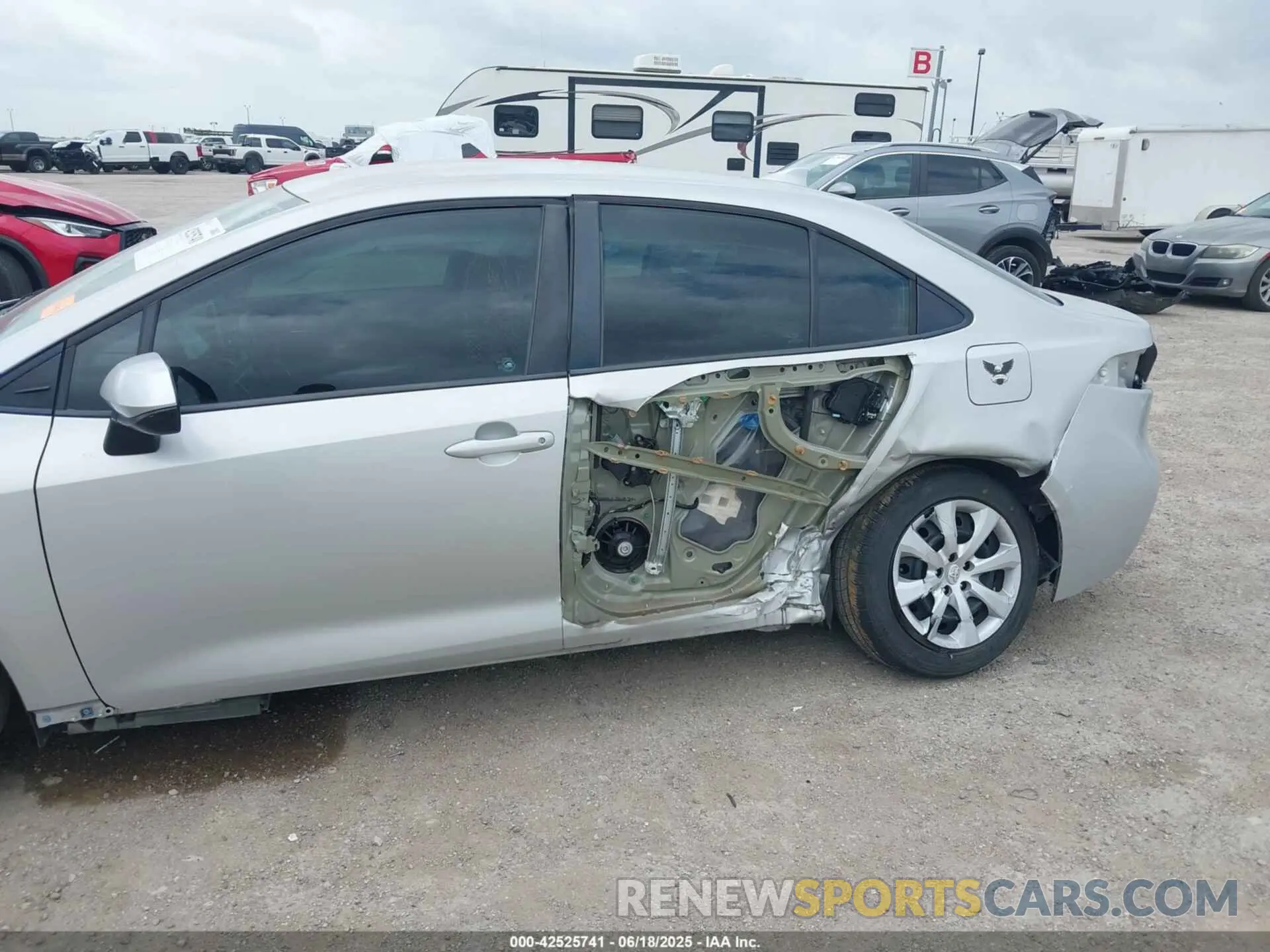 6 Photograph of a damaged car 5YFEPRAE5LP112738 TOYOTA COROLLA 2020