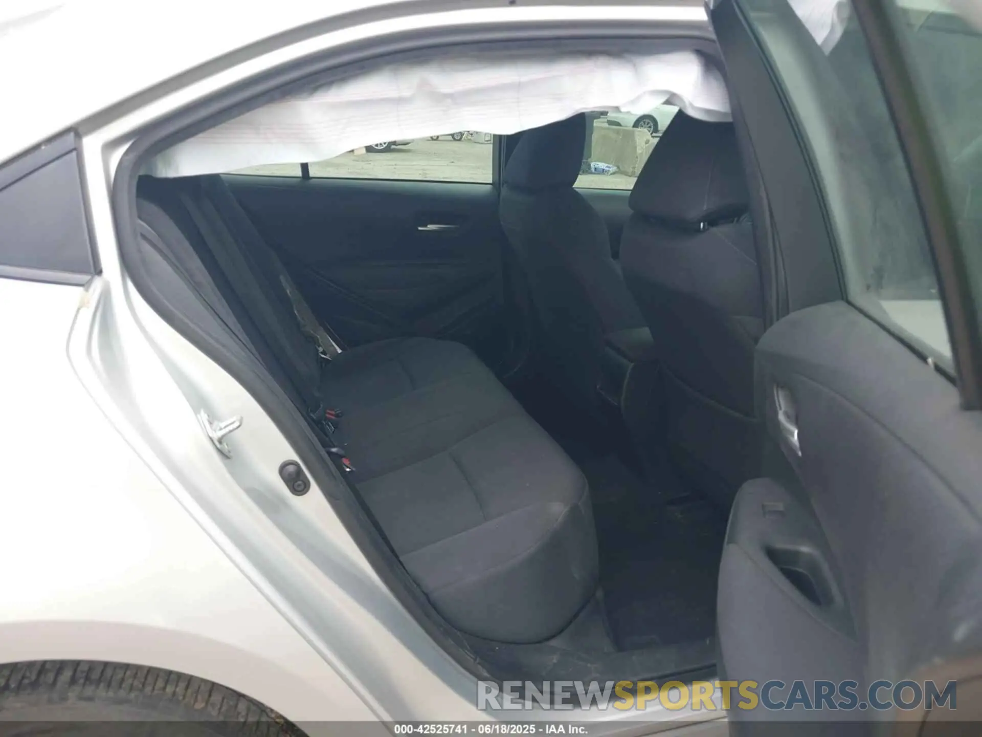 8 Photograph of a damaged car 5YFEPRAE5LP112738 TOYOTA COROLLA 2020