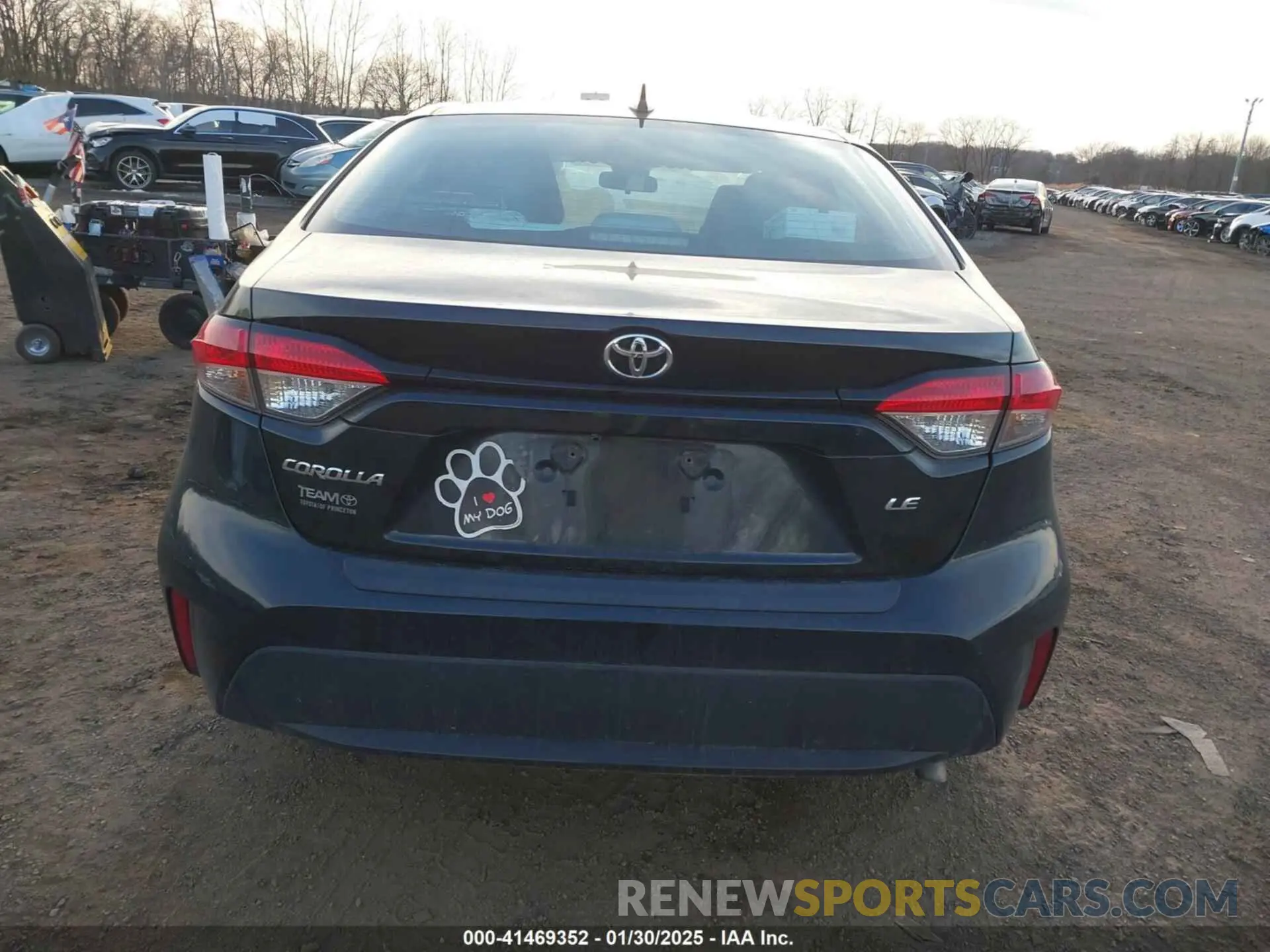 17 Photograph of a damaged car 5YFEPRAE6LP035670 TOYOTA COROLLA 2020