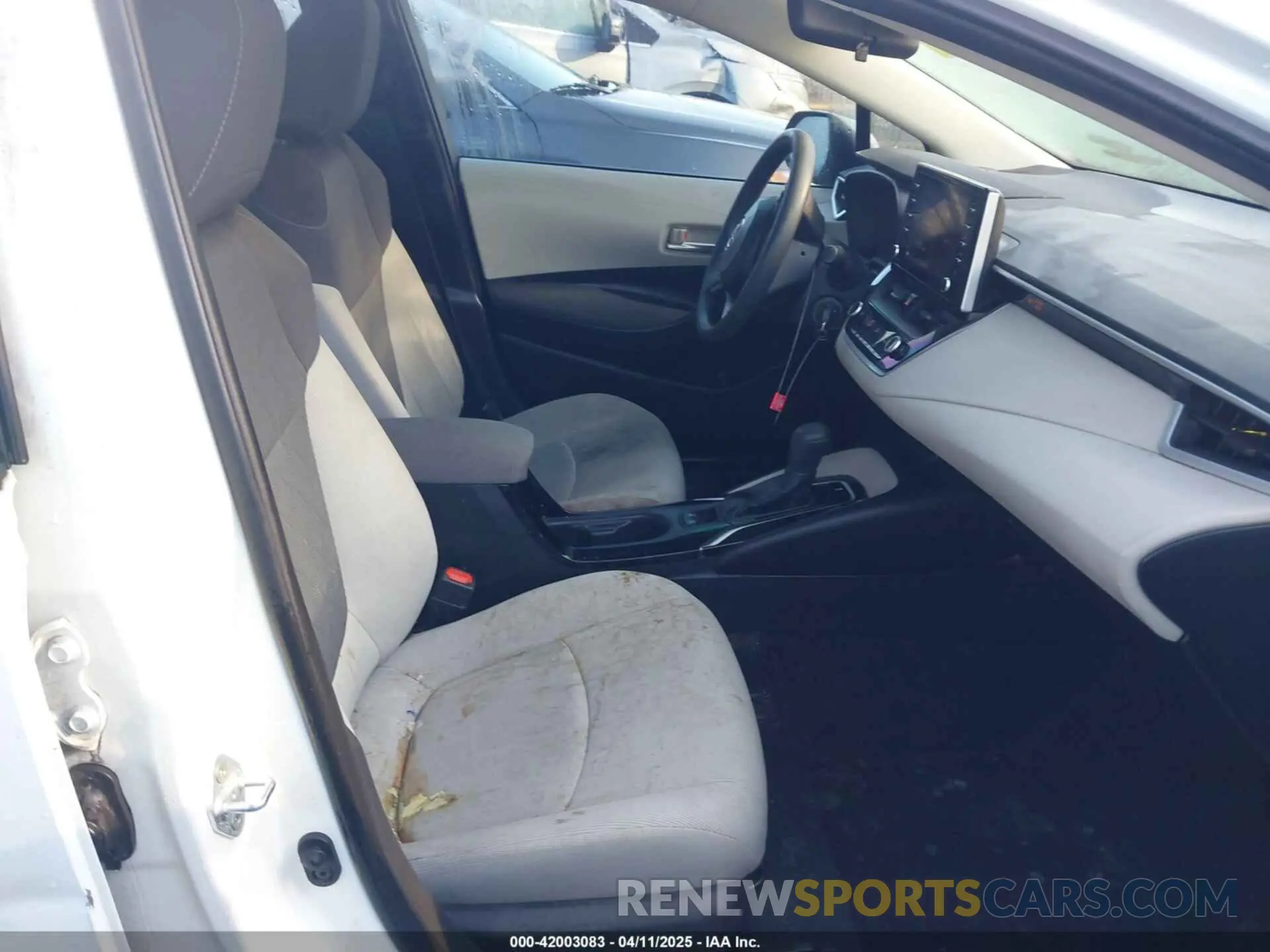 5 Photograph of a damaged car 5YFEPRAE6LP100260 TOYOTA COROLLA 2020