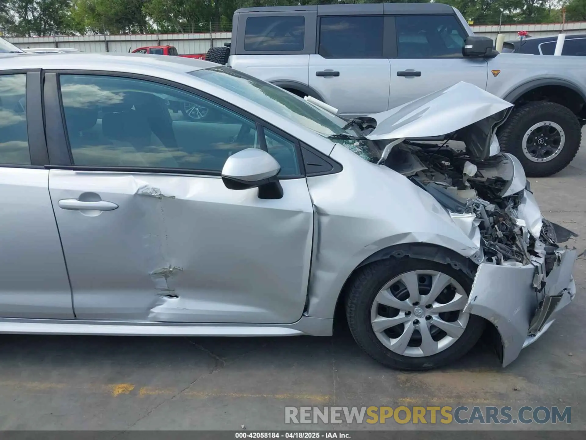 17 Photograph of a damaged car 5YFEPRAE7LP022460 TOYOTA COROLLA 2020