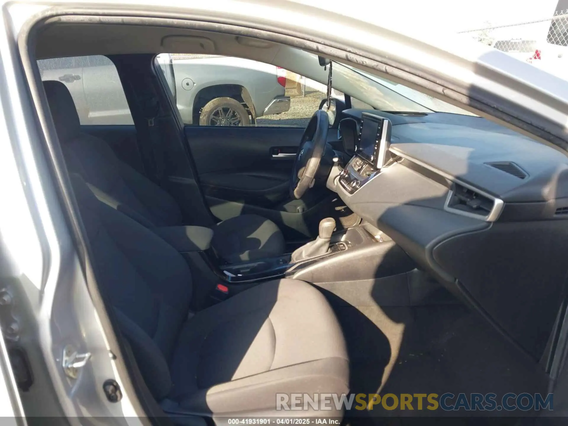 5 Photograph of a damaged car 5YFEPRAE7LP086658 TOYOTA COROLLA 2020
