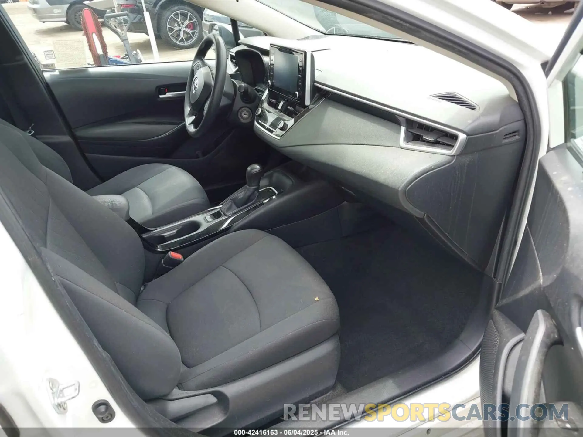5 Photograph of a damaged car 5YFEPRAE7LP137463 TOYOTA COROLLA 2020