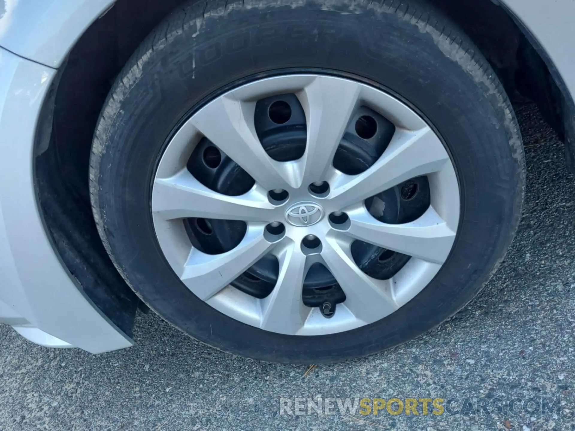 24 Photograph of a damaged car 5YFEPRAE8LP081517 TOYOTA COROLLA 2020