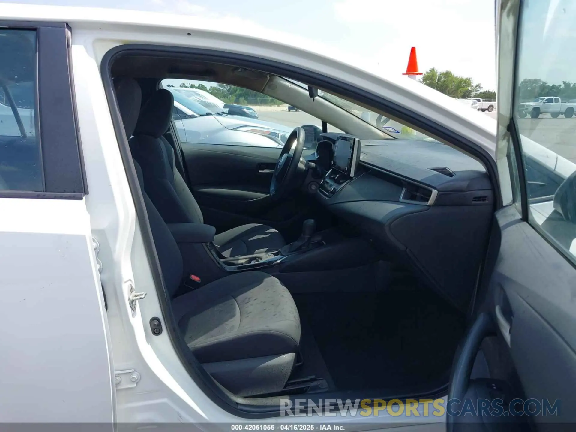 5 Photograph of a damaged car 5YFEPRAE8LP107260 TOYOTA COROLLA 2020