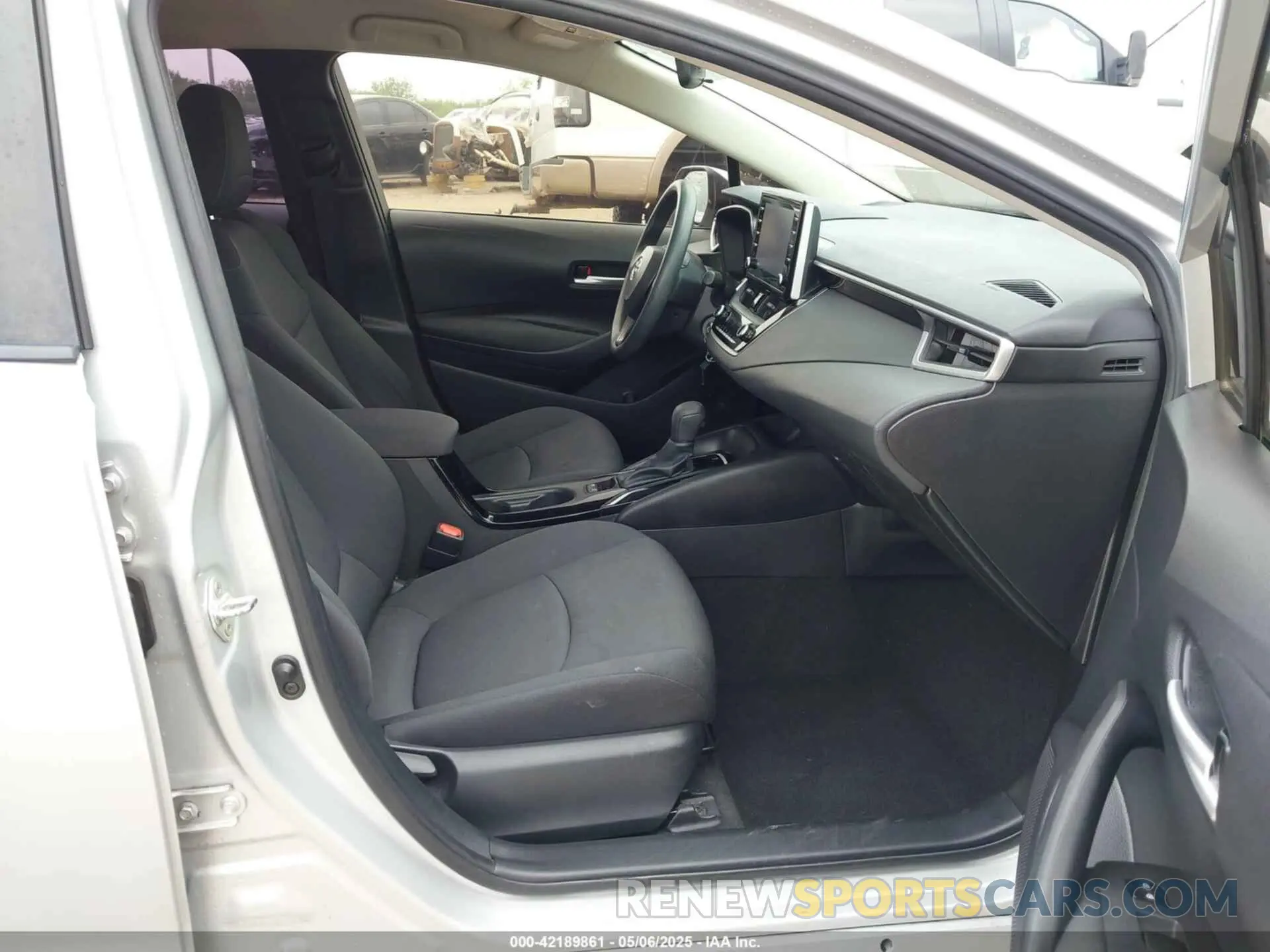 5 Photograph of a damaged car 5YFEPRAE8LP123927 TOYOTA COROLLA 2020