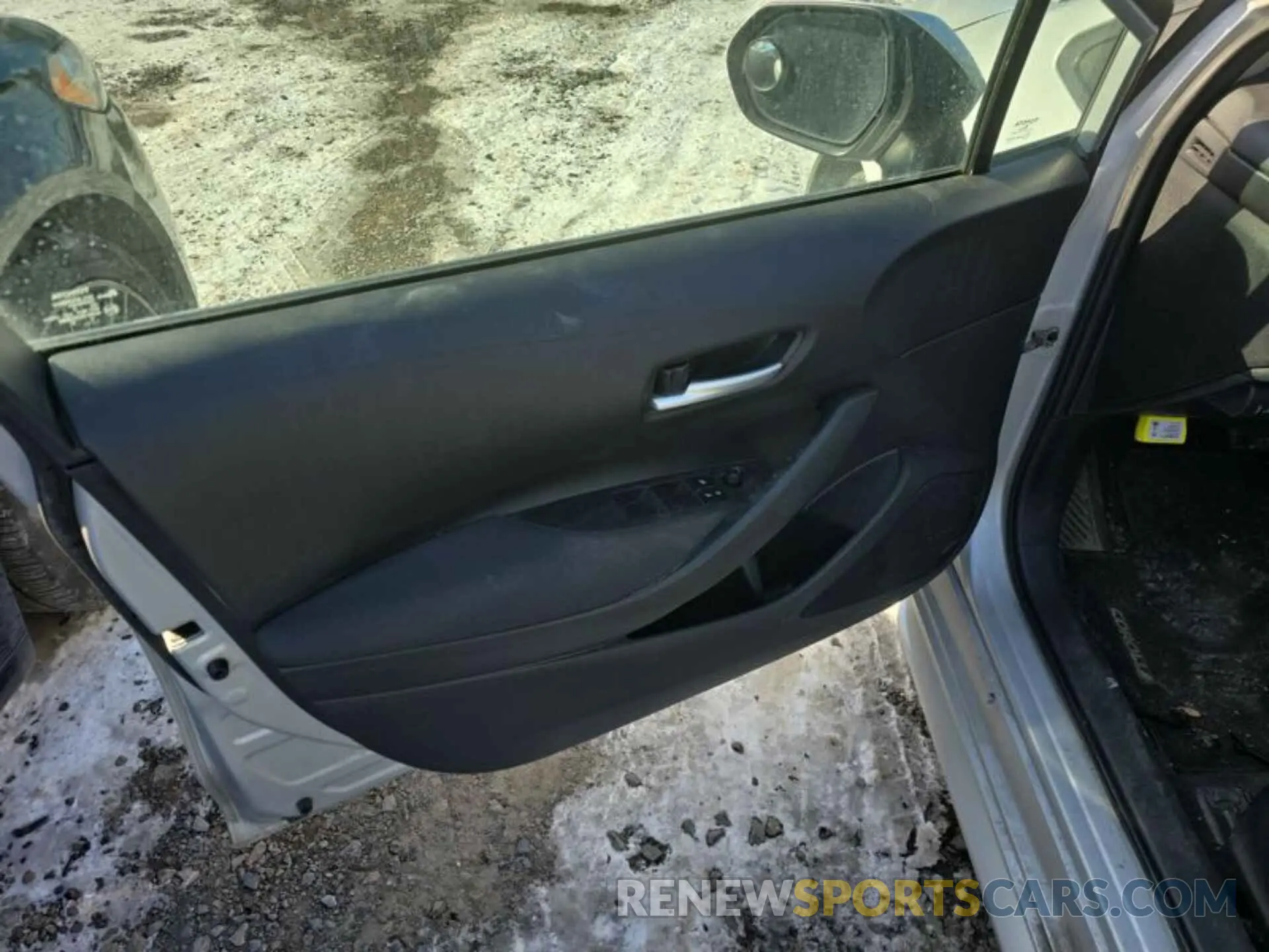 5 Photograph of a damaged car 5YFEPRAE9LP077721 TOYOTA COROLLA 2020