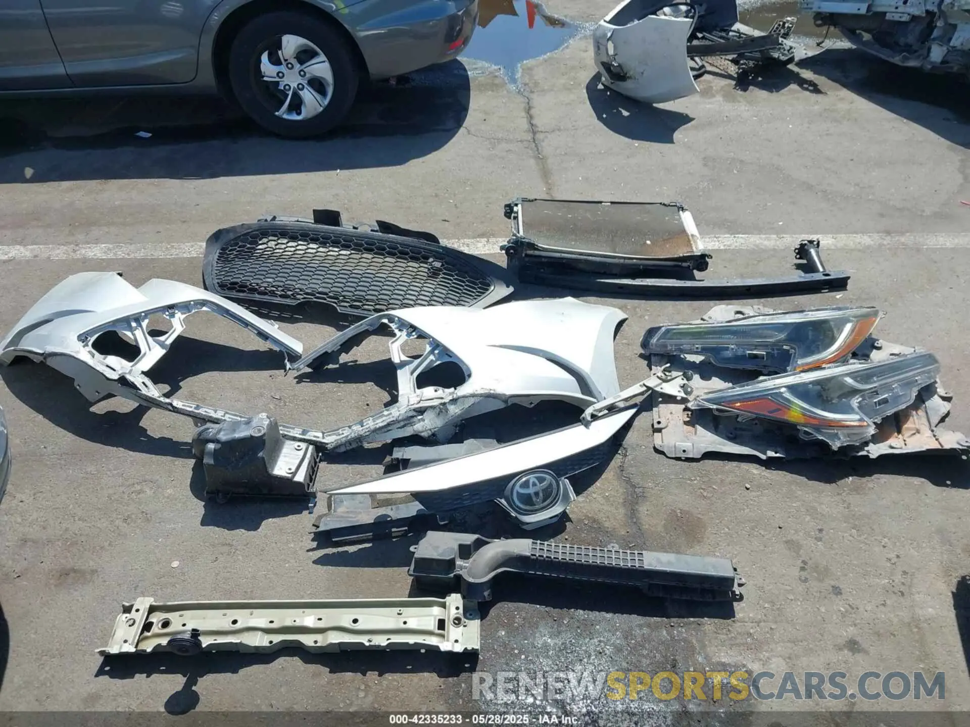 12 Photograph of a damaged car 5YFEPRAEXLP028690 TOYOTA COROLLA 2020