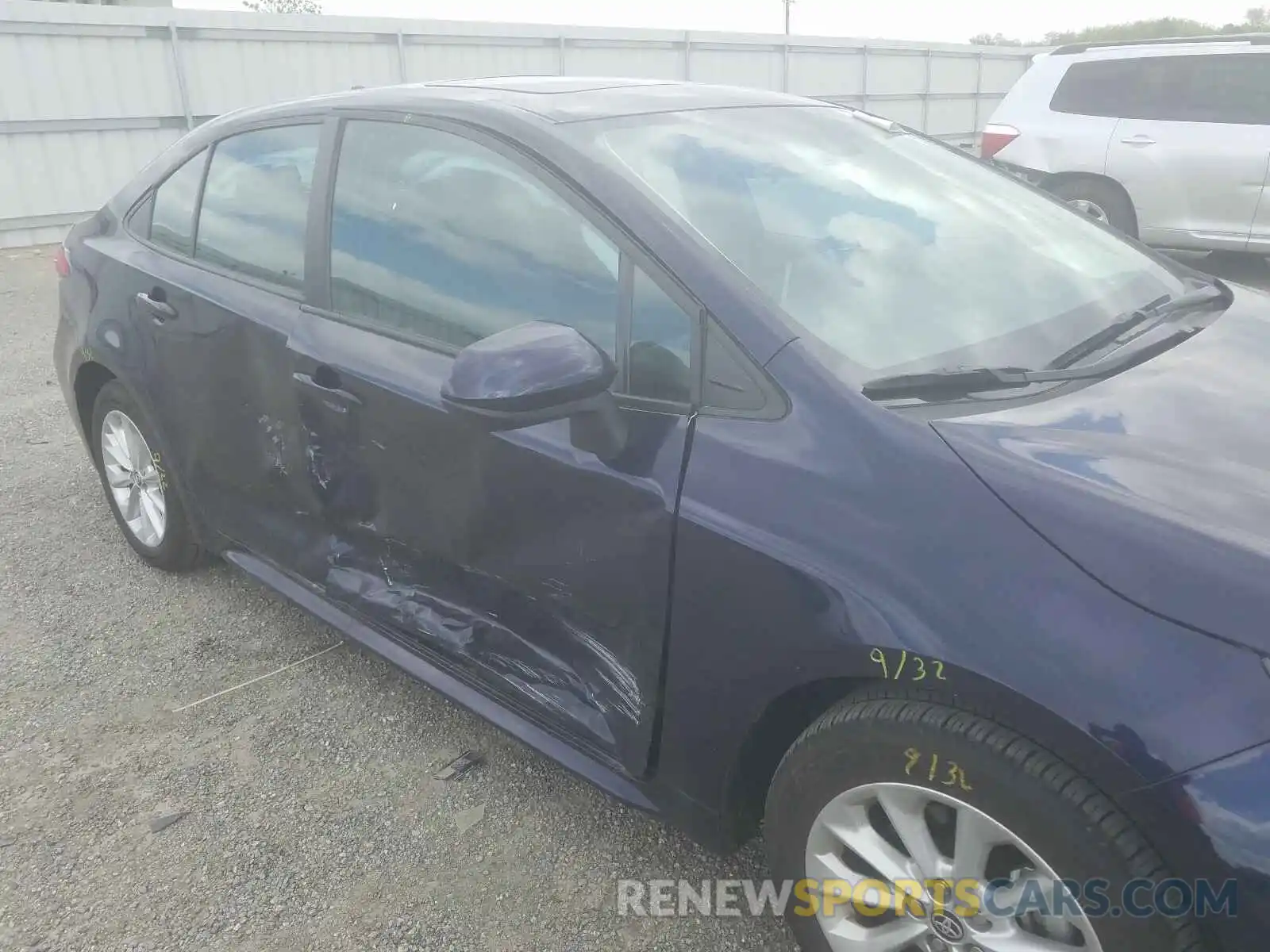 9 Photograph of a damaged car 5YFHPRAE5LP048648 TOYOTA COROLLA 2020