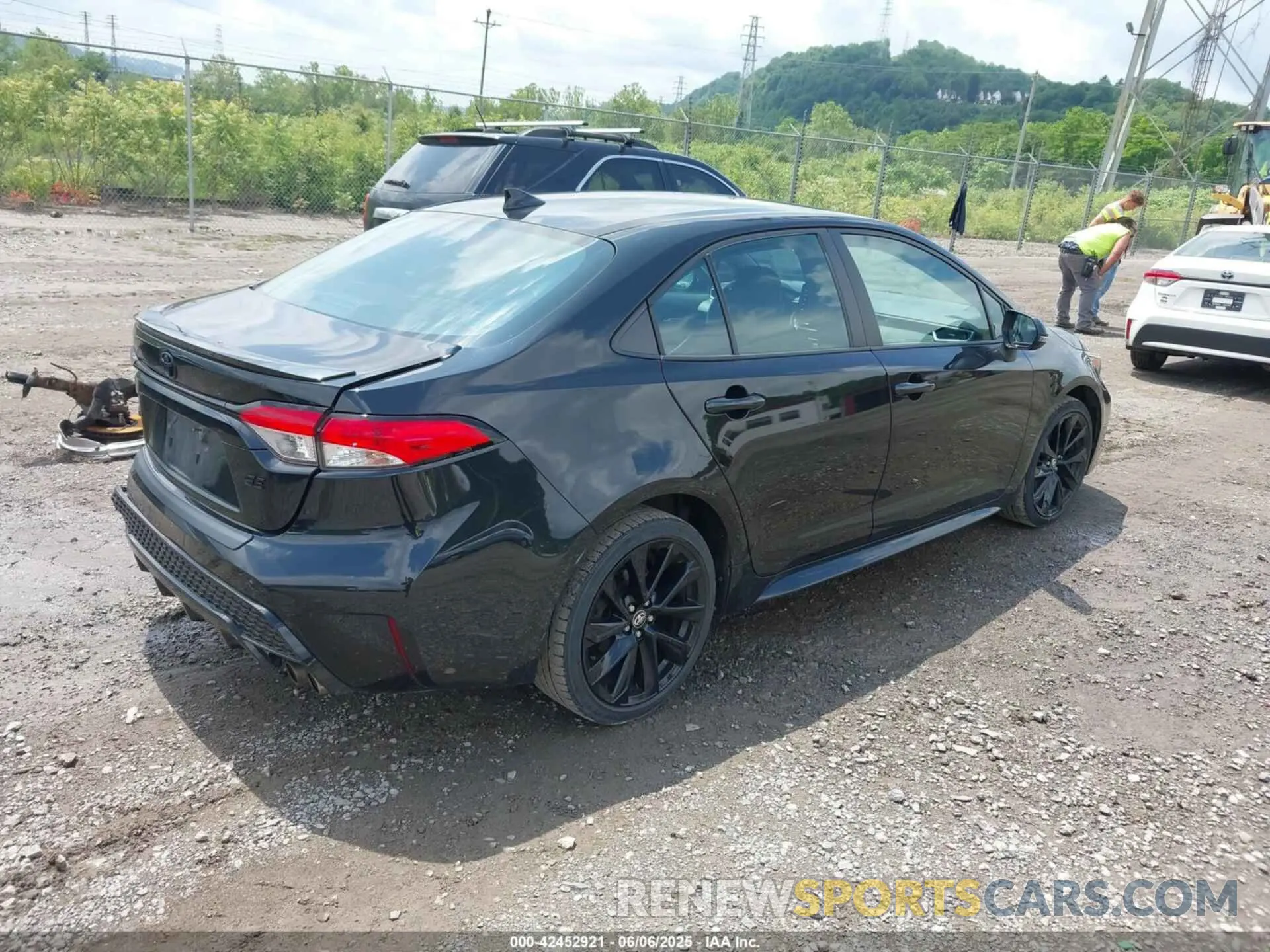 4 Photograph of a damaged car 5YFS4RCE0LP033826 TOYOTA COROLLA 2020