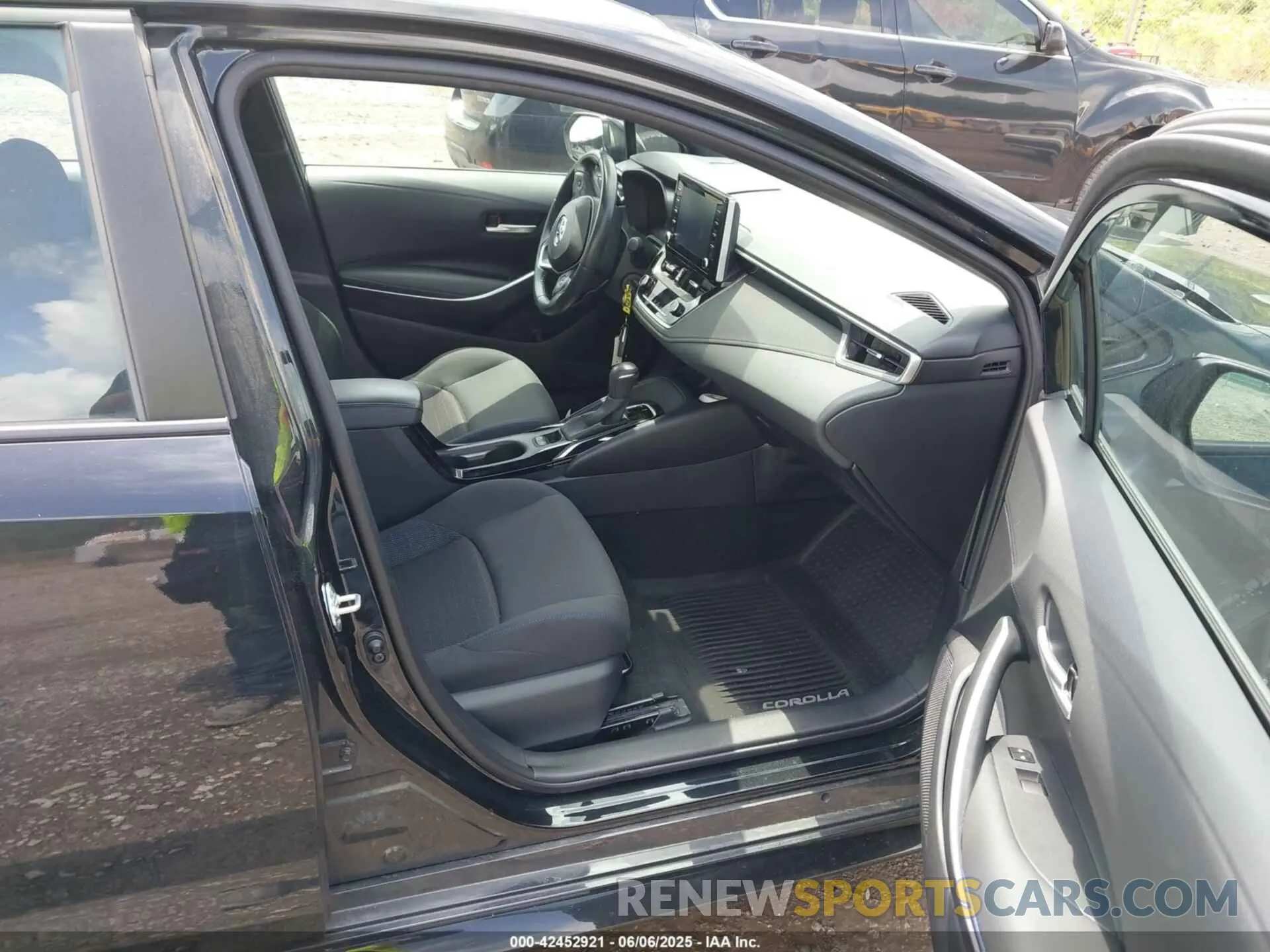 5 Photograph of a damaged car 5YFS4RCE0LP033826 TOYOTA COROLLA 2020