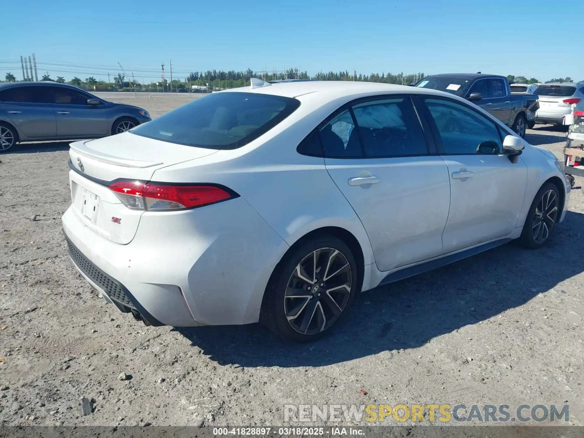 4 Photograph of a damaged car 5YFS4RCE1LP024634 TOYOTA COROLLA 2020