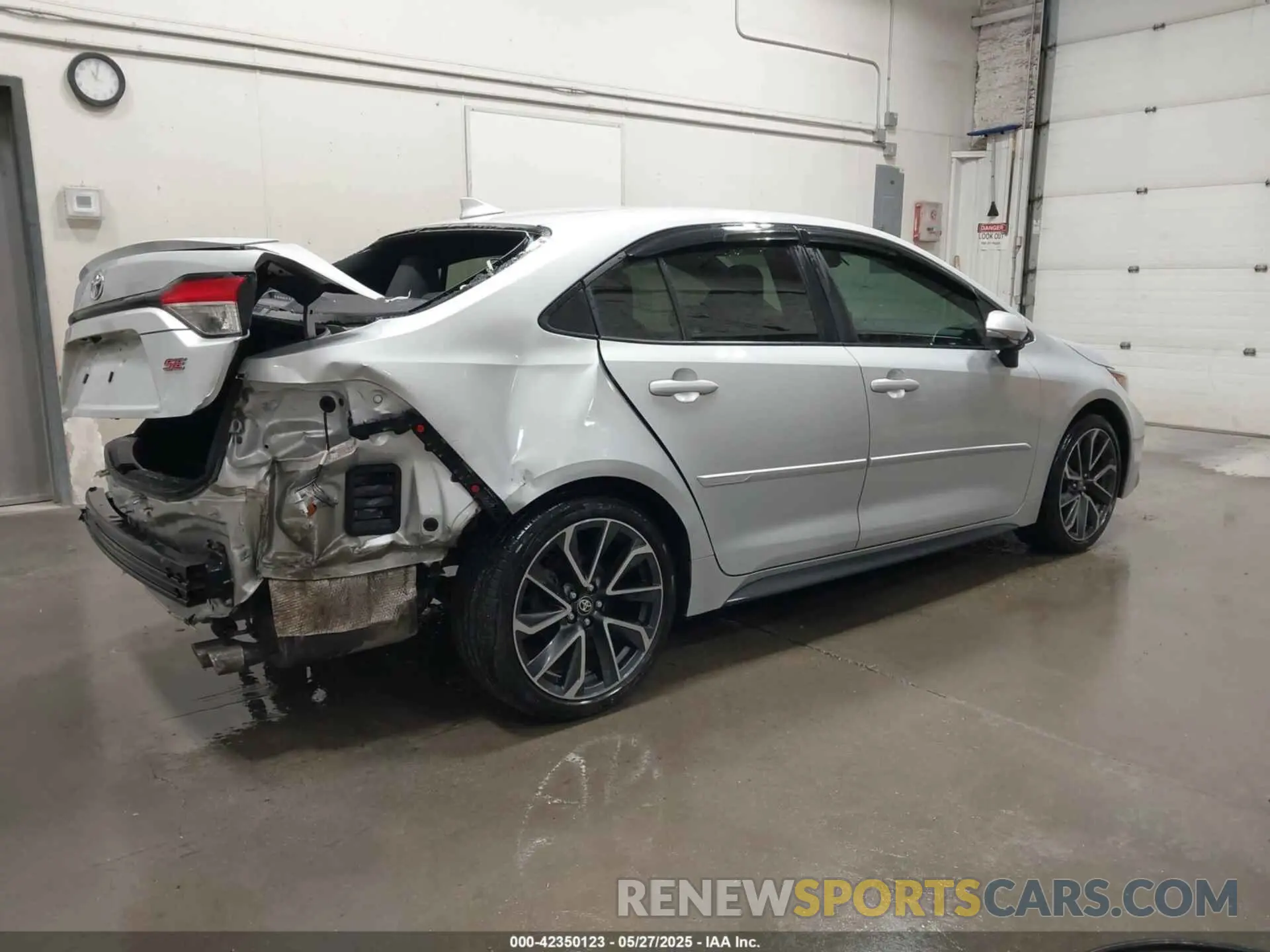 4 Photograph of a damaged car 5YFS4RCE1LP036783 TOYOTA COROLLA 2020