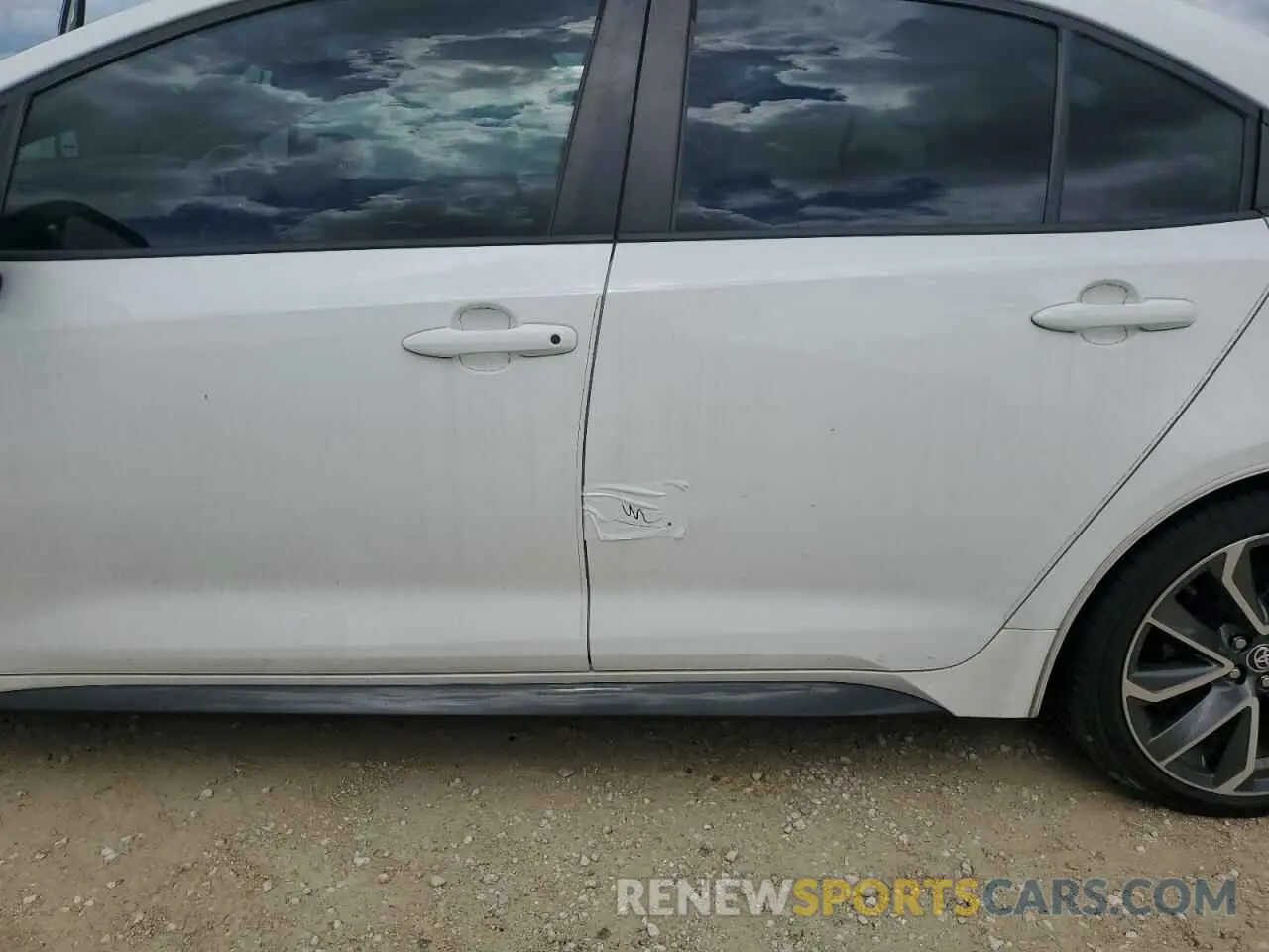 12 Photograph of a damaged car 5YFS4RCE2LP020723 TOYOTA COROLLA 2020